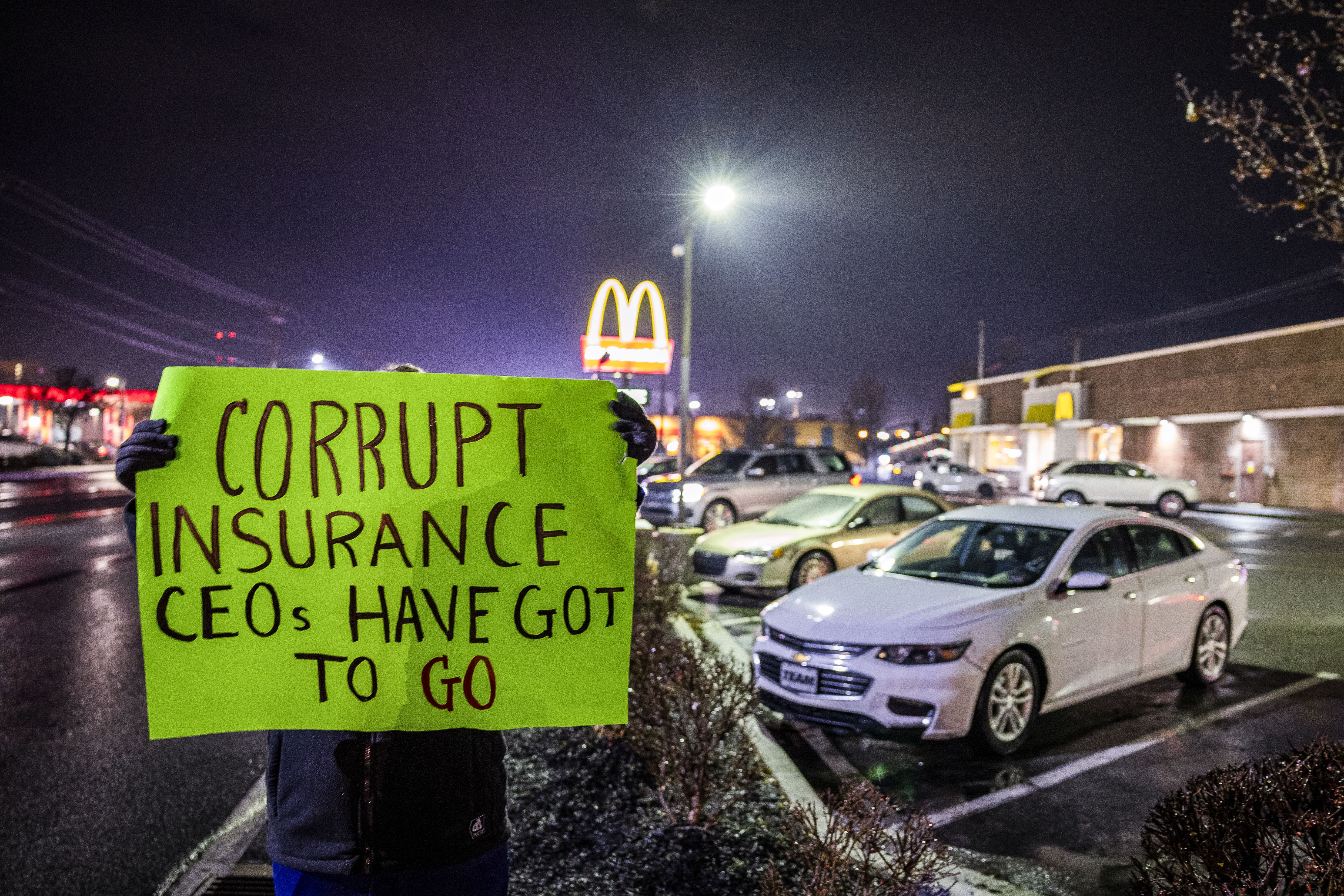 Altoona (United States), 10/12/2024.- A woman, who did not want to be identified and who works in the healthcare industry, holds a protest sign outside the McDonald's restaurant where Altoona Police Department arrested Luigi Mangione, who is suspected of being connected to the 04 December New York City murder of UnitedHealthcare CEO Brian Thompson, was taken after being detained in Altoona, Pennsylvania, USA, 09 December 2024. Police in Altoona arrested Mangione, who has been labeled a 'strong person of interest' by the New York Police Department (NYPD) after an employee at a local McDonald's' identified him. (Protestas, Nueva York) EFE/EPA/CAMERON CROSTON