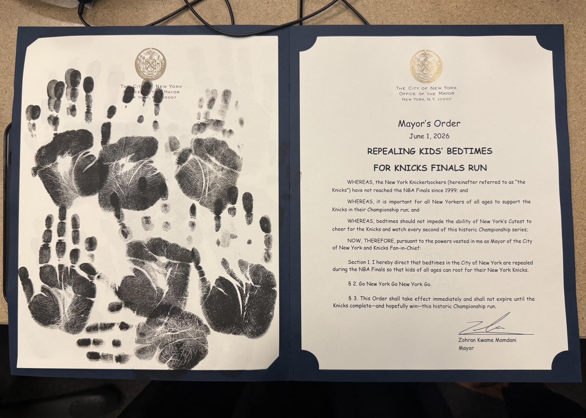 USA1337. NUEVA YORK (ESTADOS UNIDOS), 01/06/2026.- Fotografía publicada en la cuenta de X @NYCMayor del alcalde de Nueva York,Zohran Mamdani, donde se ve la orden ejecutiva para "suprimir la hora de dormir" de los niños para que puedan ver los partidos entre los New York Knicks y los San Antonio Spurs durante las Finales de la NBA, este lunes en Nueva York (EE.UU.). EFE/ @NYCMayor /SOLO USO EDITORIAL/NO VENTAS/SOLO DISPONIBLE PARA ILUSTRAR LA NOTICIA QUE ACOMPAÑA (CRÉDITO OBLIGATORIO)
