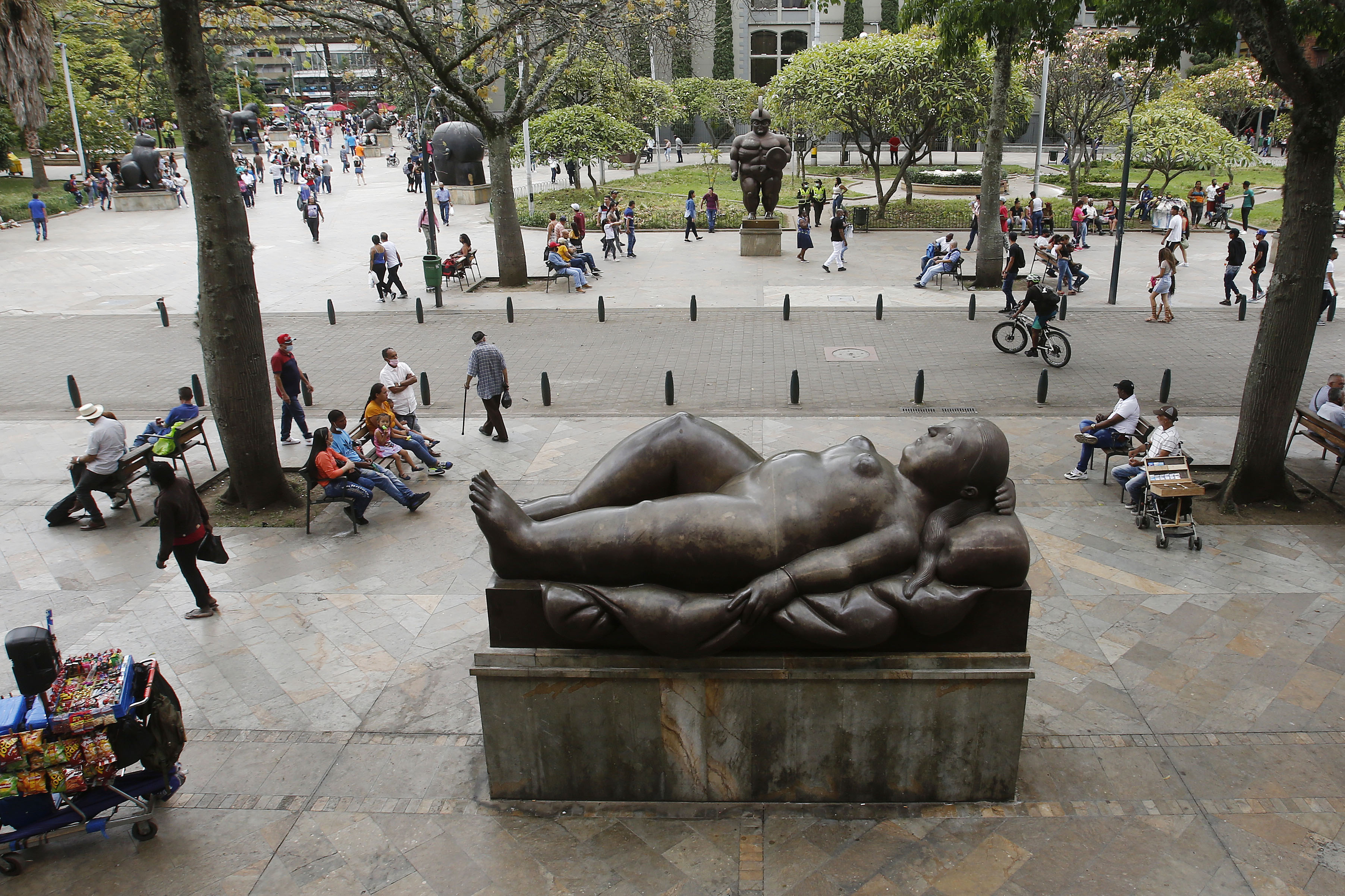 Fotografía de algunas de las esculturas del artista colombiano Fernando Botero, el 17 de abril de 2022, en la Plaza Botero, en Medellín (Colombia). El pintor, dibujante y escultor colombiano Fernando Botero, uno de los artistas más importantes del siglo XX, celebrará este martes 90 años de vida rodeado de su familia en la localidad italiana de Pietrasanta y haciendo lo que más le gusta en este momento: pintar acuarelas. EFE/ Luis Eduardo Noriega A.