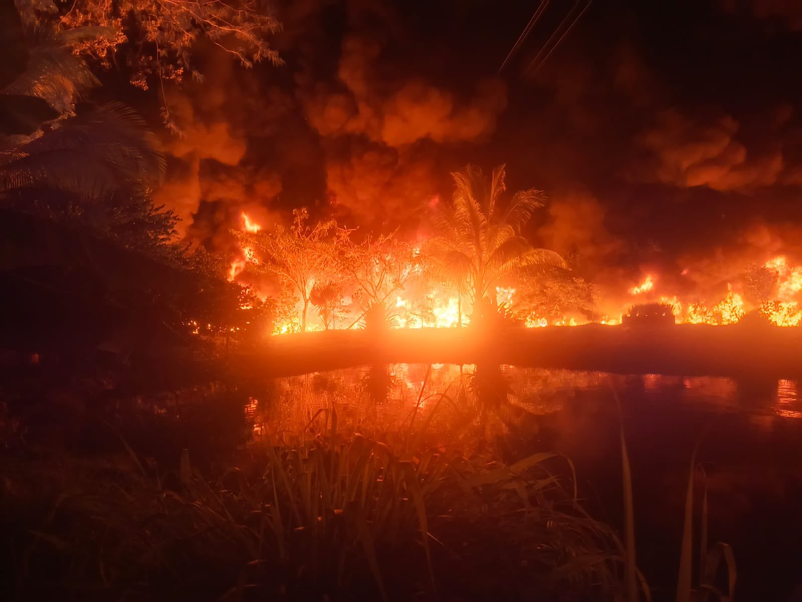 Atentado contra oleoducto provoca fuerte explosión e incendio en Barrancabermeja