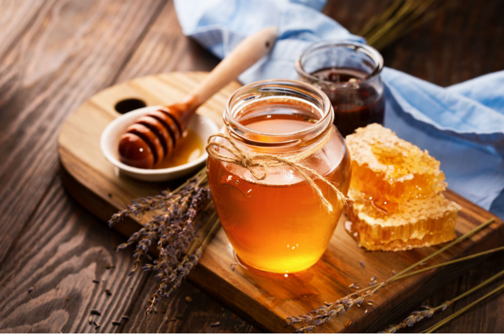 La miel tiene propiedades curativas, antiinflamatorias y suavizantes para tu piel.