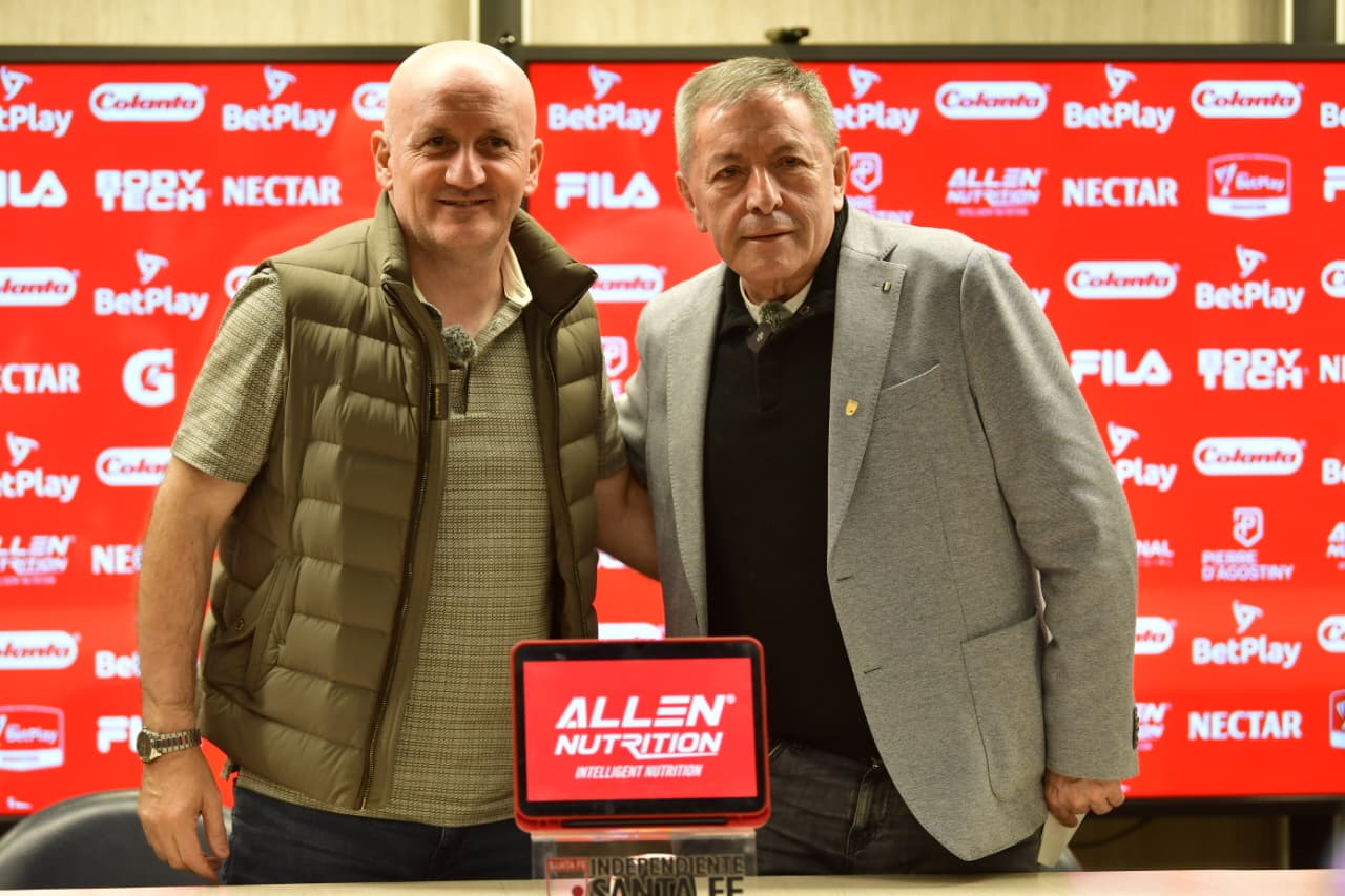 Eduardo Méndez, presidente de Santa Fe, acompañó a Pablo Repetto durante su presentación oficial como técnico cardenal.