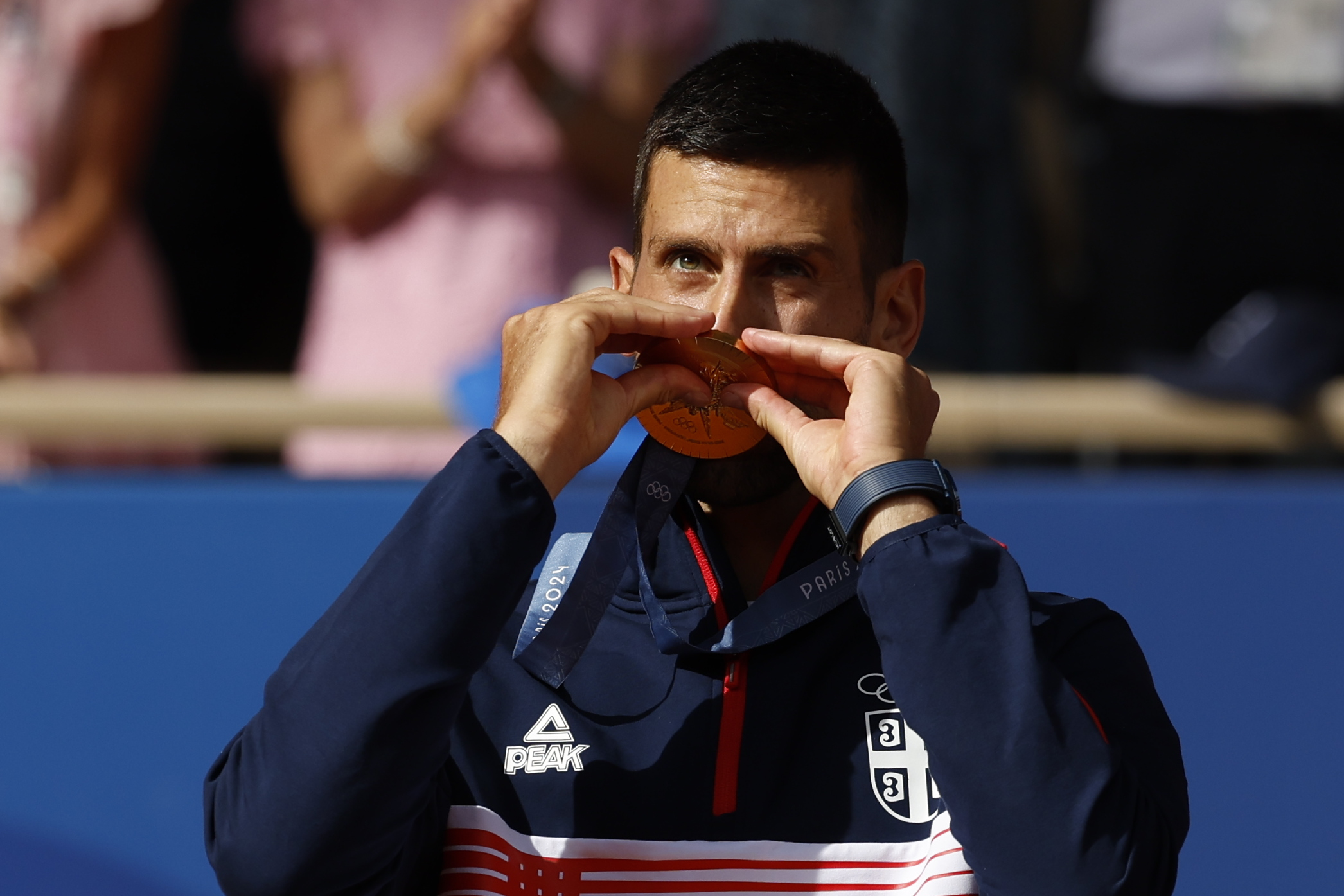 PARIS, 04/08/2024.- El tenista serbio Novak Djokovic posa con la medalla de oro en el podio tras la final individual masculina de tenis de los Juegos Olímpicos de París 2024 este domingo, en la capital gala. EFE/Juanjo Martín