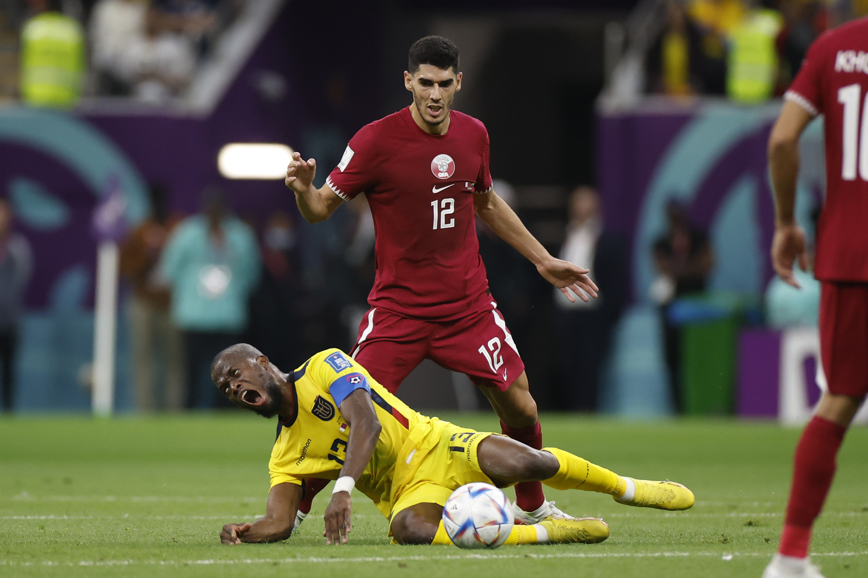 GR7120. AL KHOR (CATAR), 20/11/2022.- Karim Bou Karim Boudiaf (ariba) de Catar disputa un balón con Énner Valencia de Ecuador hoy, en un partido de la fase de grupos del Mundial de Fútbol 2022 entre Catar y Ecuador en el estadio Al Bait en Al Khor (Catar). EFE/ Alberto Estevez