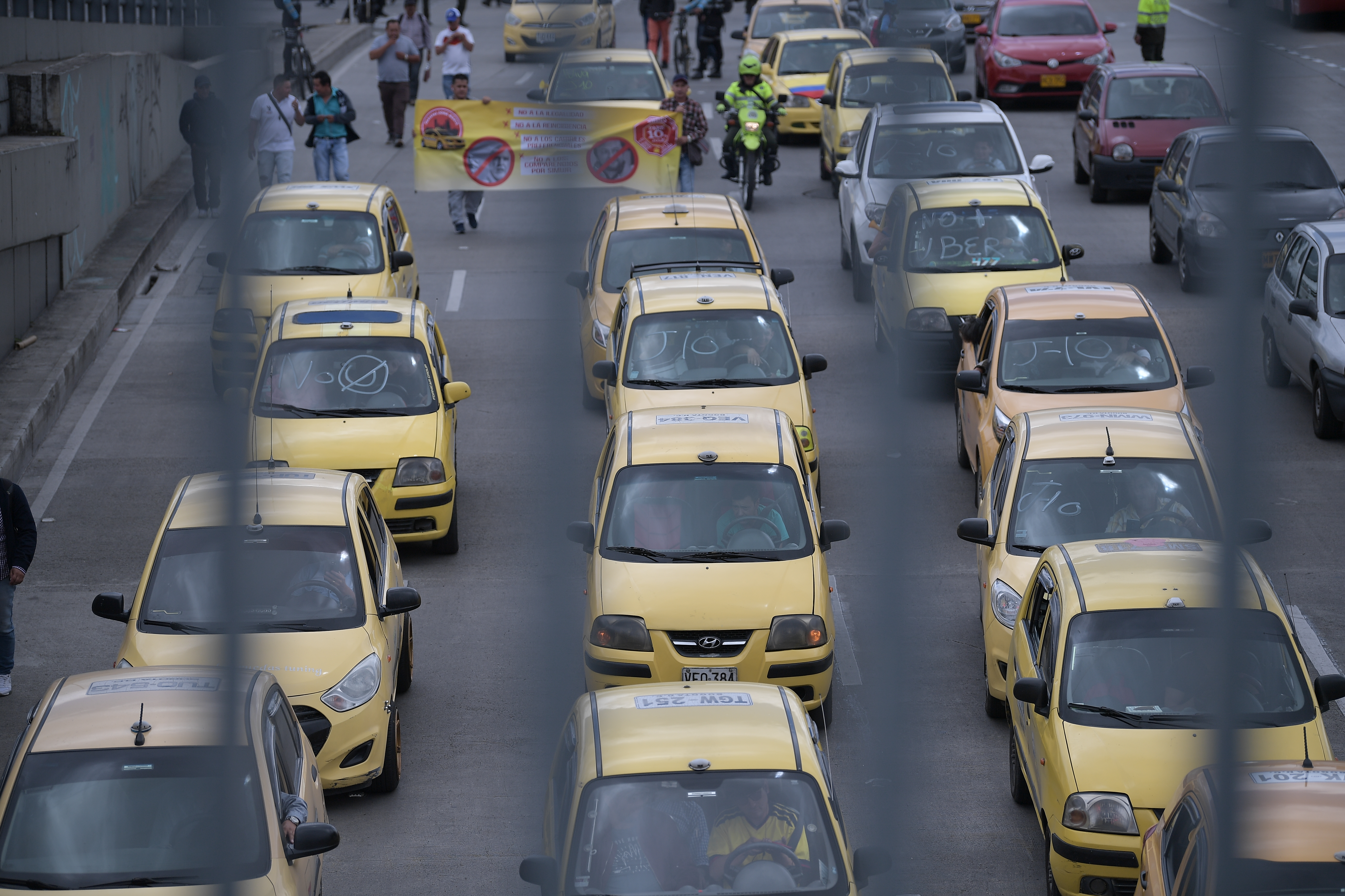 Paro de taxis en Bogotá, en contra de Uber y aplicaciones de transporte, agresión, manifestaciones y plan tortuga.
