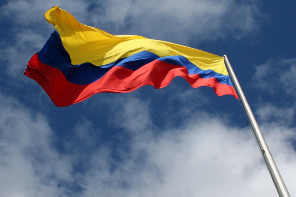 Piden declarar inexequible multas a quienes no icen la bandera en fiestas patrias