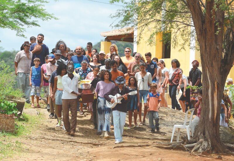 Imagen de la película francobrasileña “Bacurau”. En la cinta participan actores como Sônia Braga, Udo Kier y Bárbara Colen. / Cortesía BIFF