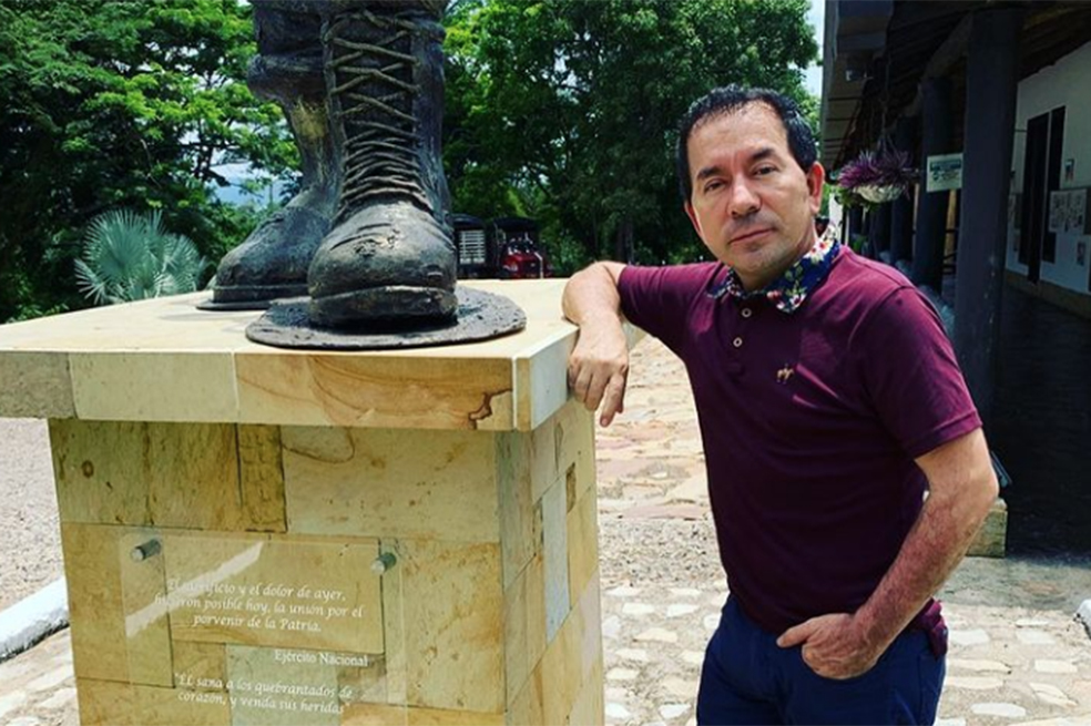 Orlando López: Así pasó de cotero y vendedor de obleas a médico. Luego a cantante