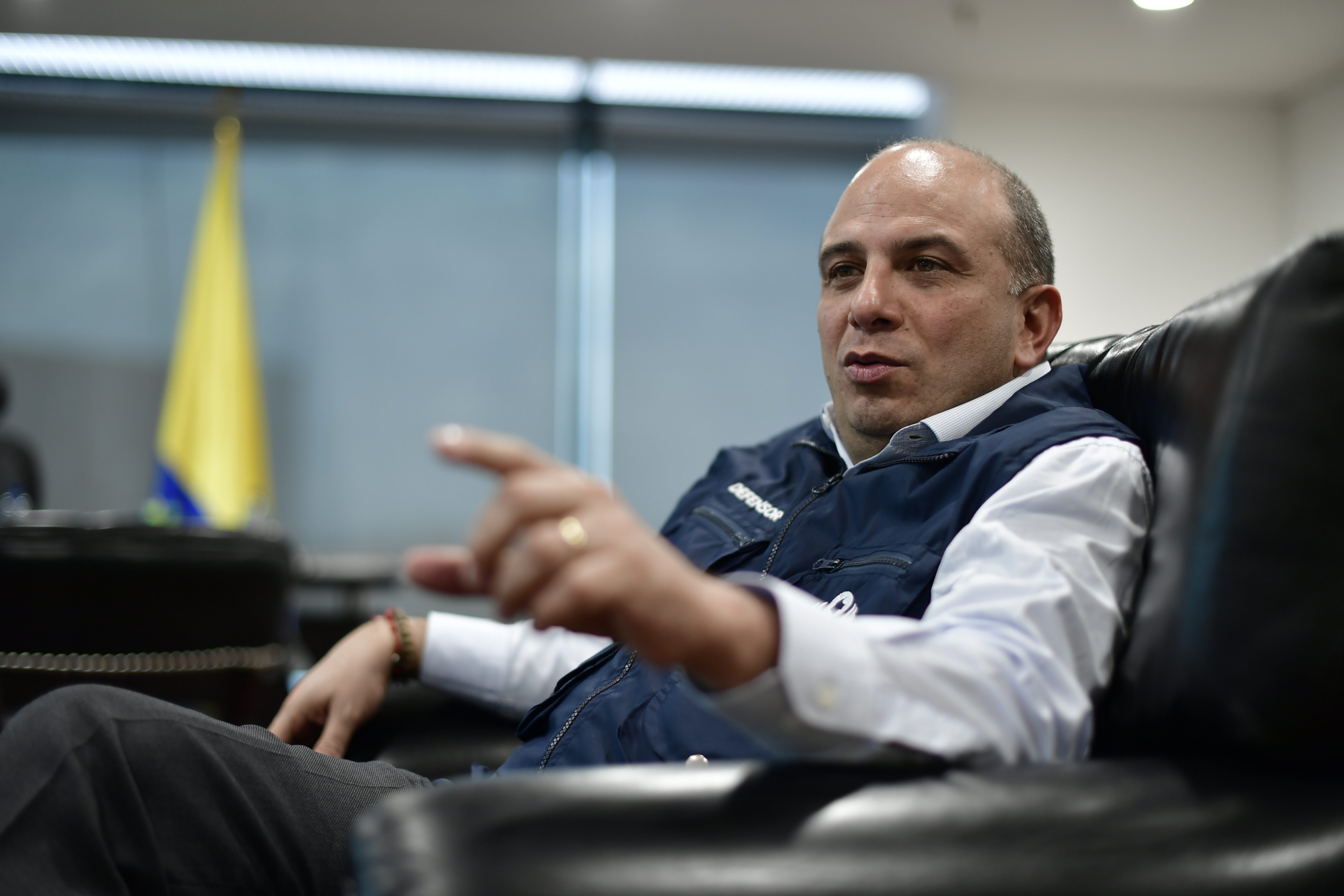 La renuncia de Carlos Camargo en la Defensoría mueve el sonajero para su sucesor