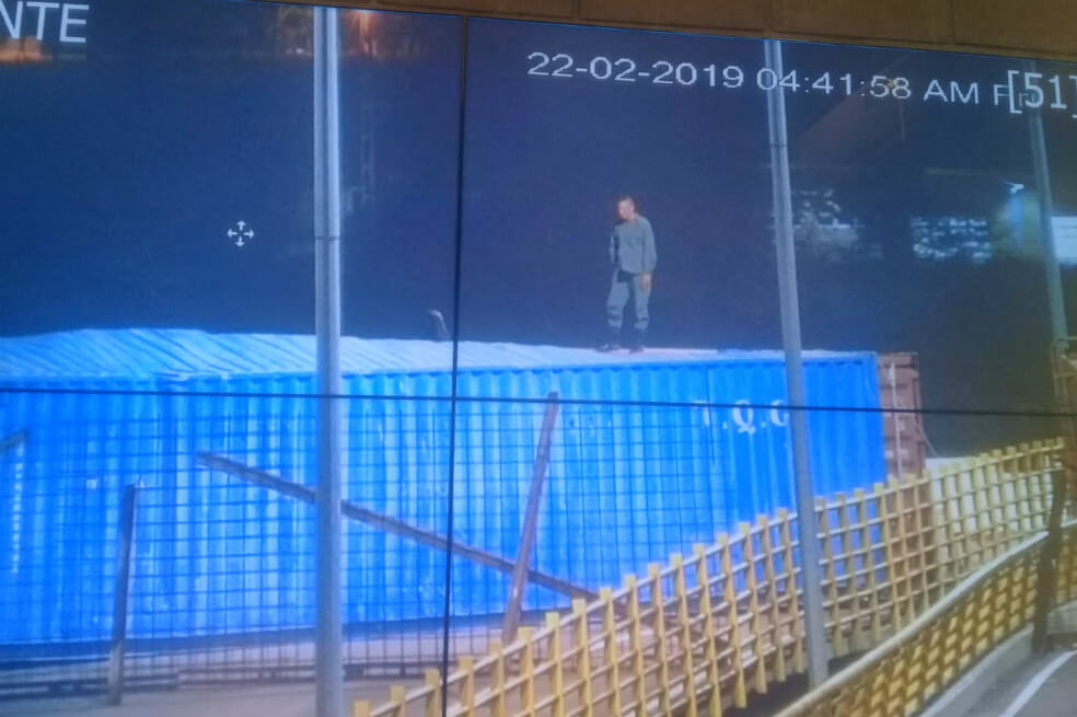 Las cámaras de seguridad aledañas al puente Tienditas registraron el momento en el que operarios mandados por el gobierno de Maduro soldaron los contenedores en Tienditas. / Cancillería