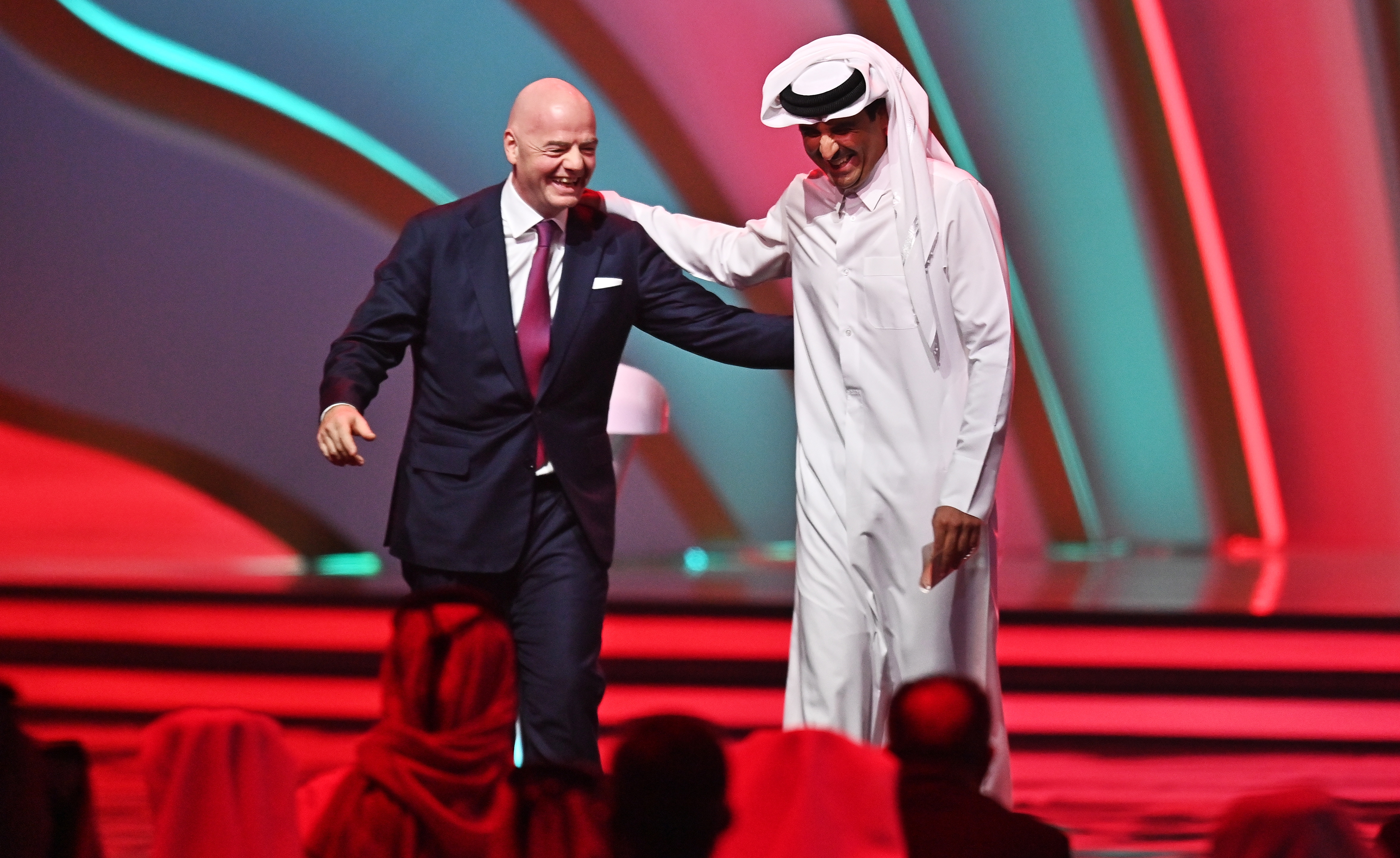 Doha (Qatar), 01/04/2022.- FIFA president Gianni Infantino (L) and the Emir of Qatar Sheikh Tamim bin Hamad al-Thani on stage at the start of the main draw for the FIFA World Cup 2022 in Doha, Qatar, 01 April 2022. (Mundial de Fútbol, Catar) EFE/EPA/NOUSHAD THEKKAYIL