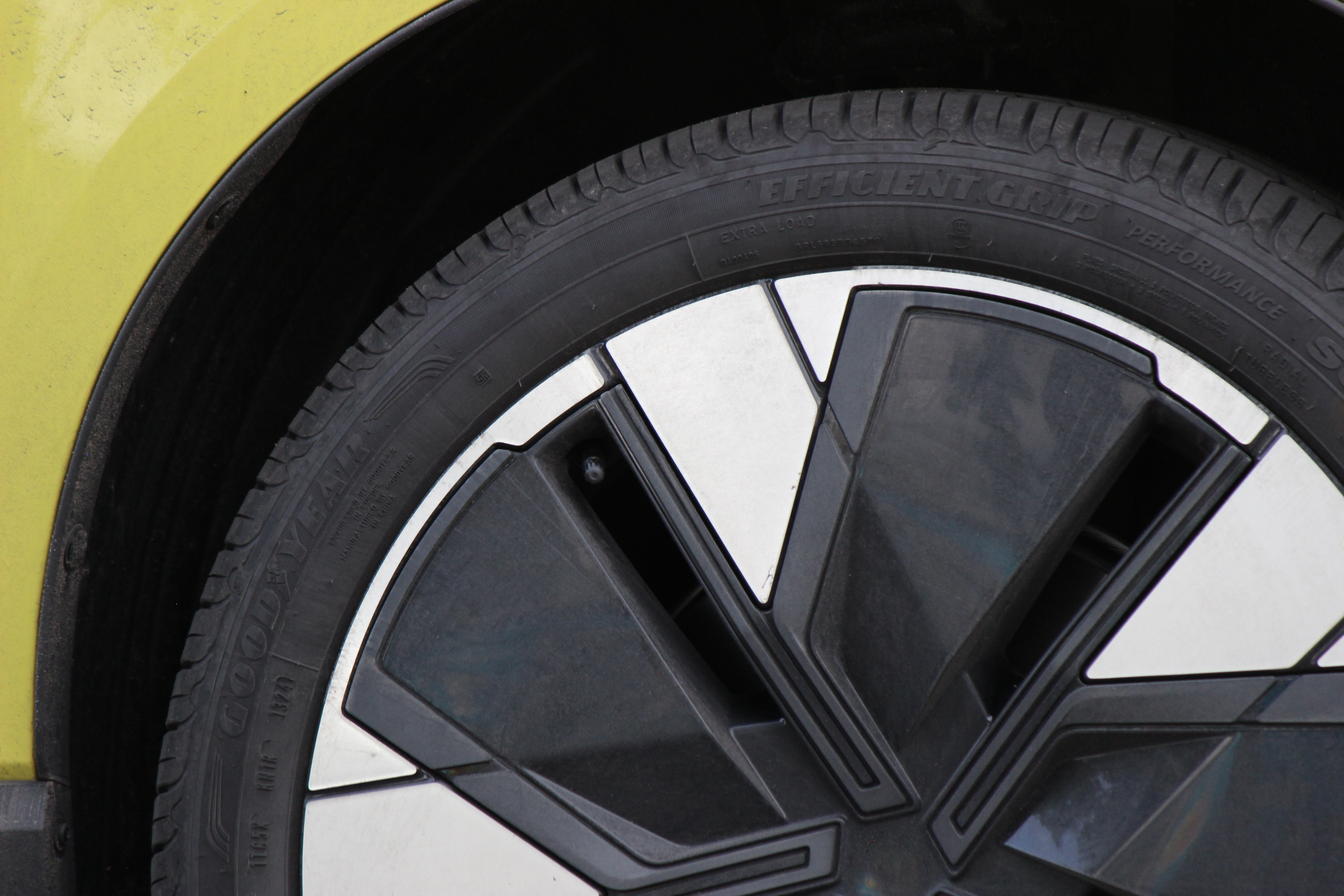 En su variante Ultra E60, EX30 equipa una batería de 69 kWh. El componente permite una autonomía de hasta 476 kilómetros.