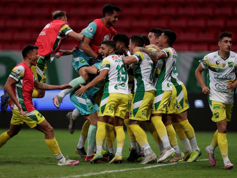 Jugadores de Defensa y Justicia celebran al ganar la serie de penaltis de la final de la Recopa Sudamericana frente a Palmeiras. /EFE.