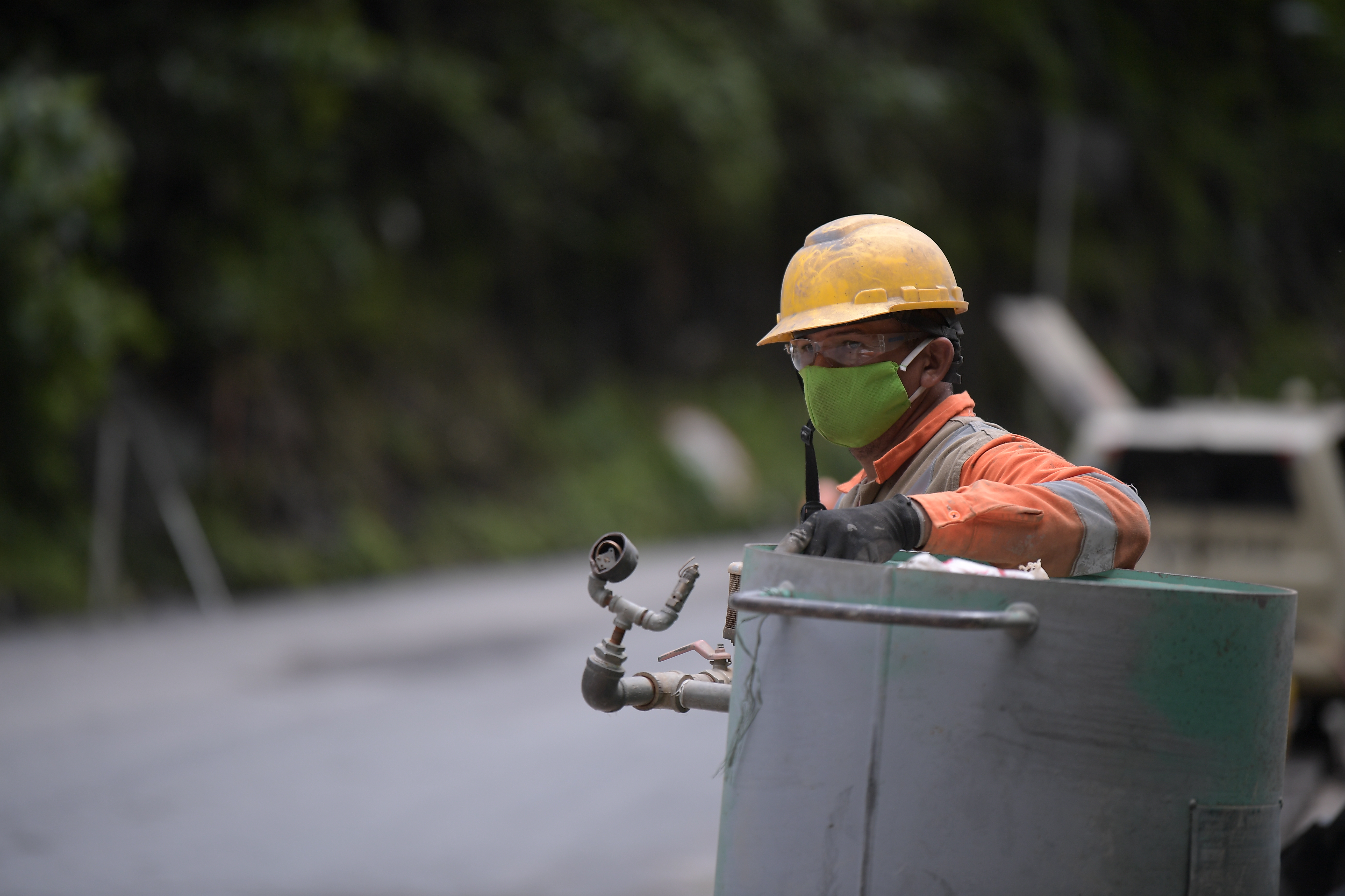 La concesión de la Transversal del Sisga es uno de los proyectos que han retomado obras después de que el Gobierno Nacional autorizara la reactivación del sector de construcción y luego de que la Agencia Nacional de Infraestructura (ANI) avalara el protocolo de bioseguridad presentado para el manejo del Covid-19. Así se trabaja hoy por hoy en esta vía de 137 kilómetros que atraviesa doce municipios desde el sector del Sisga, en Cundinamarca, hasta Sabanalarga, Casanare.
