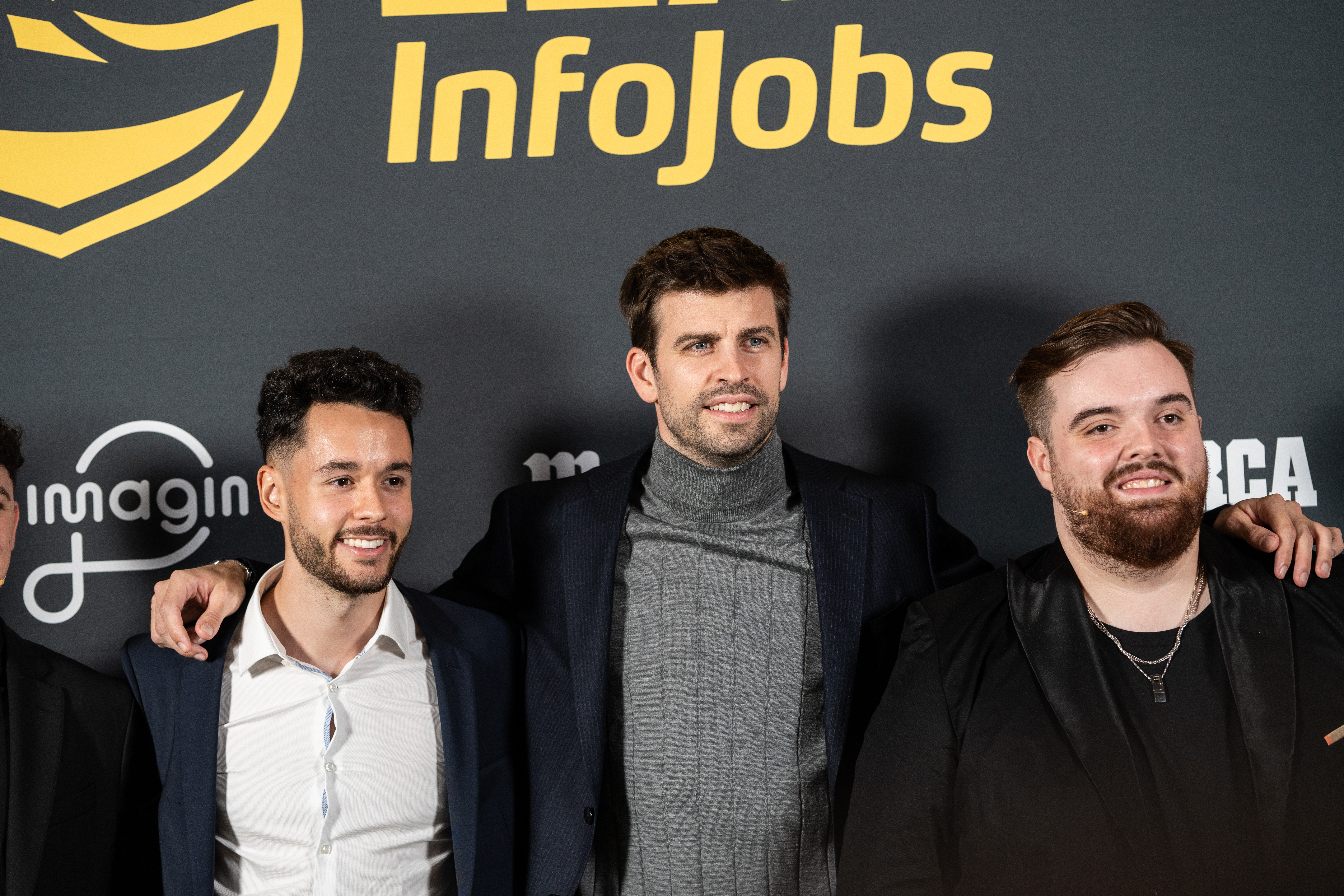 Gerard Piqué (cent.) junto a los "streamers" Ibai Llanos (der.) y TheGrefg.