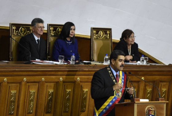 Oposición venezolana reanudará juicio parlamentario a Maduro el martes
