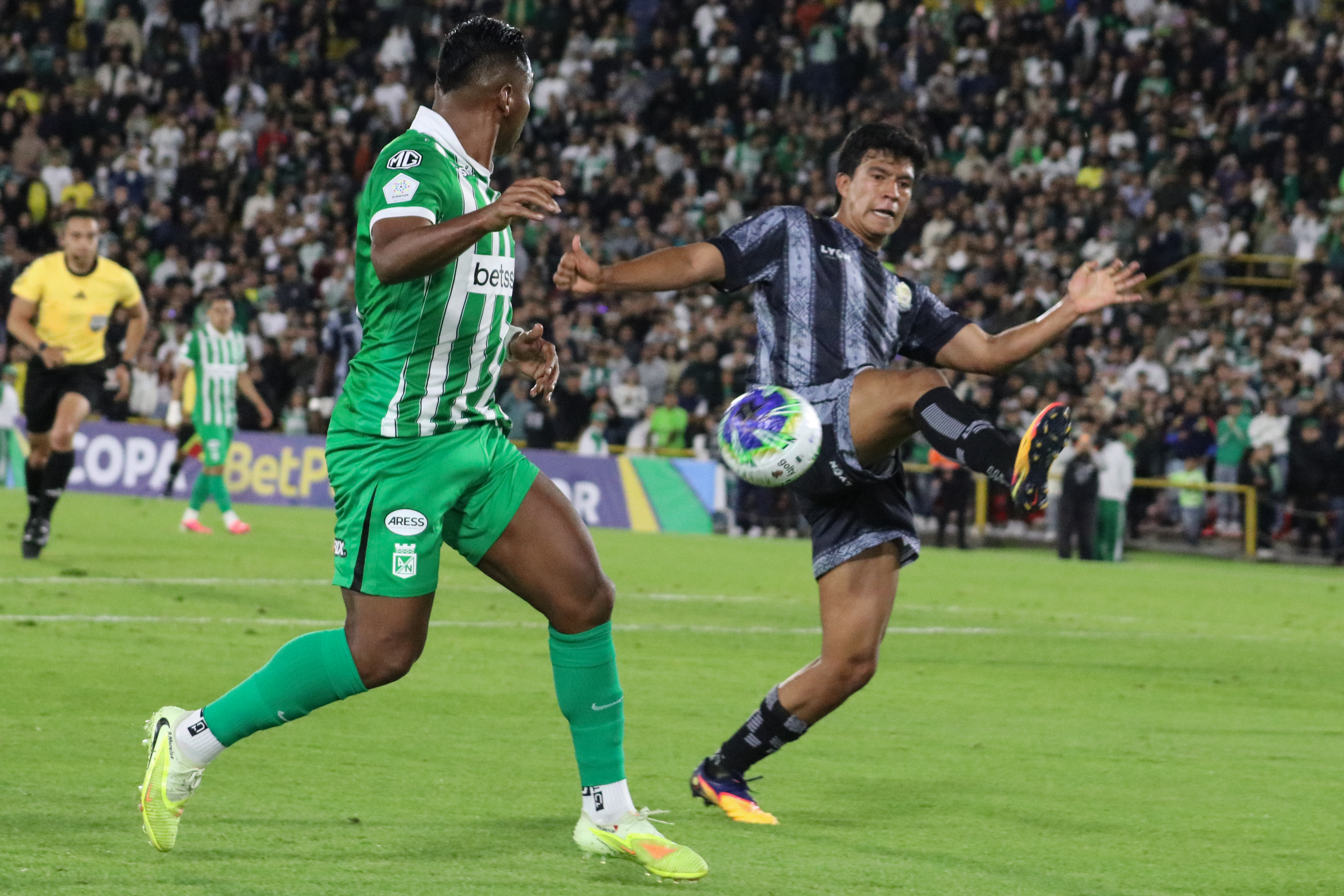 Alfredo Morelos en el partido por la fase 1B de la Copa Betplay entre Atlético Nacional y Tigres en el estadio Nemesio Camacho El Campín de Bogotá.