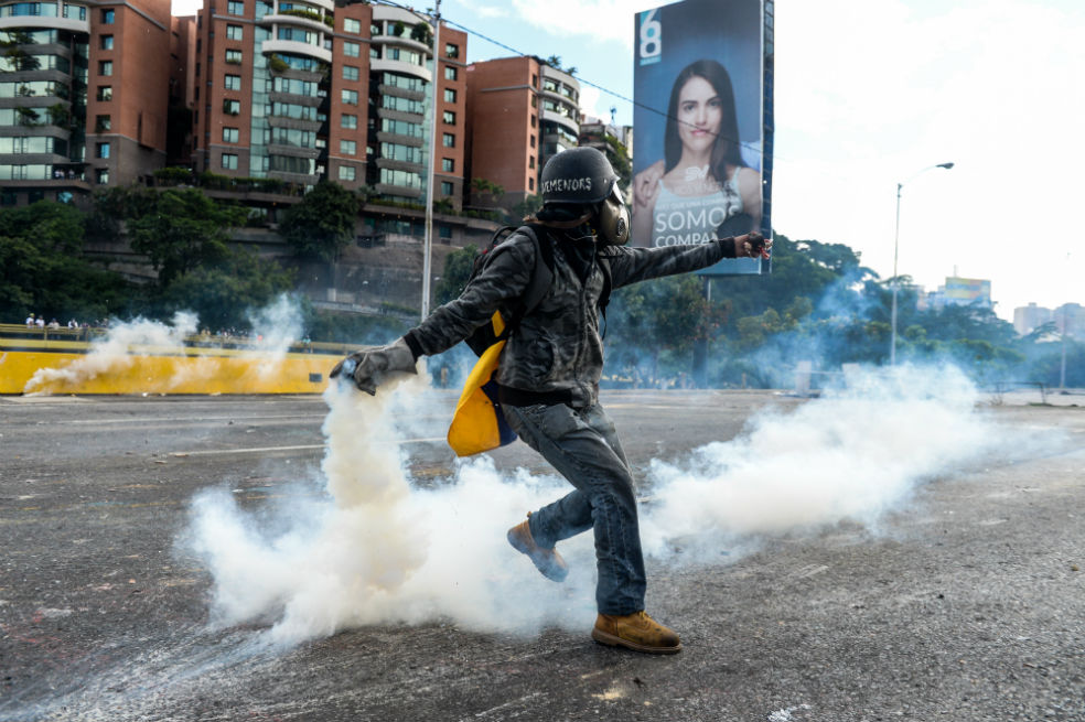 Oposición vuelve a marchar en Venezuela entre gases lacrimógenos