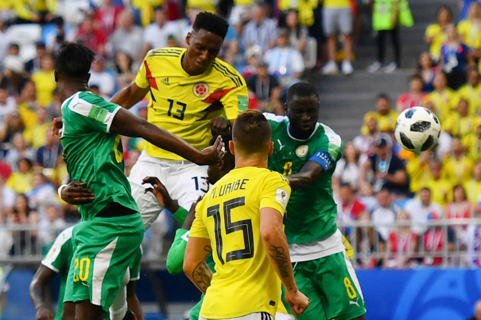 Yerry Mina volvió a ser titular con el Everton, pero salió lesionado