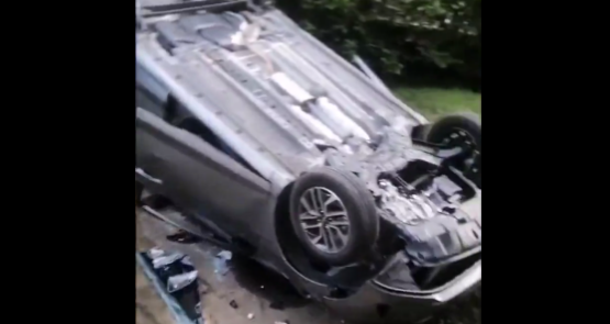 Video: carro cayó del tercer piso de un parqueadero de El Poblado en Medellín