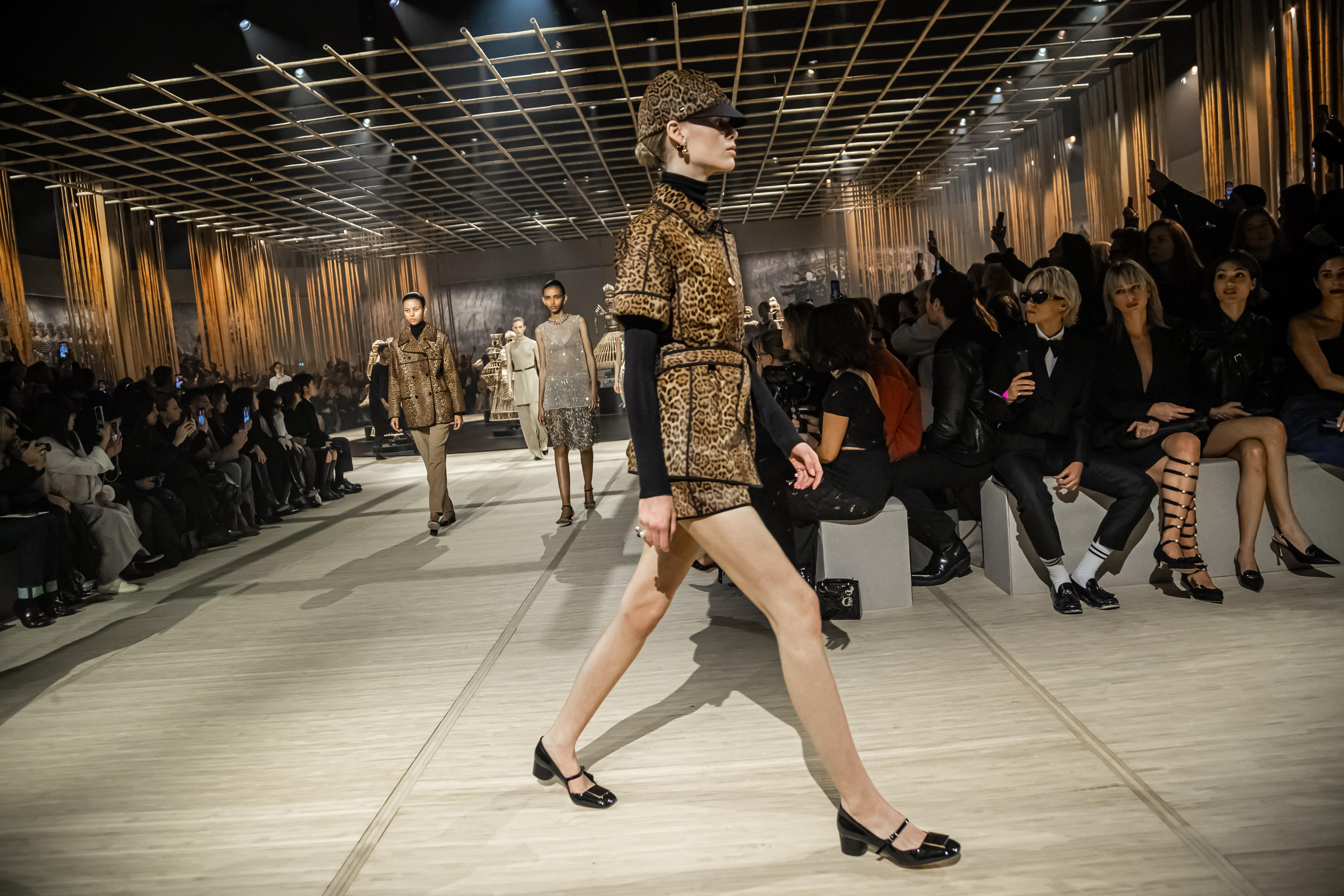 Paris (France), 27/02/2024.- Models present creations from the Fall/Winter 2024/2025 Collection by Italian designer Maria Grazia Chiuri for Dior fashion house during Paris Fashion Week, in Paris, France, 27 February 2024. The presentation of the women's collections runs from 26 February to 05 March 2024. (Moda, Francia) EFE/EPA/CHRISTOPHE PETIT TESSON