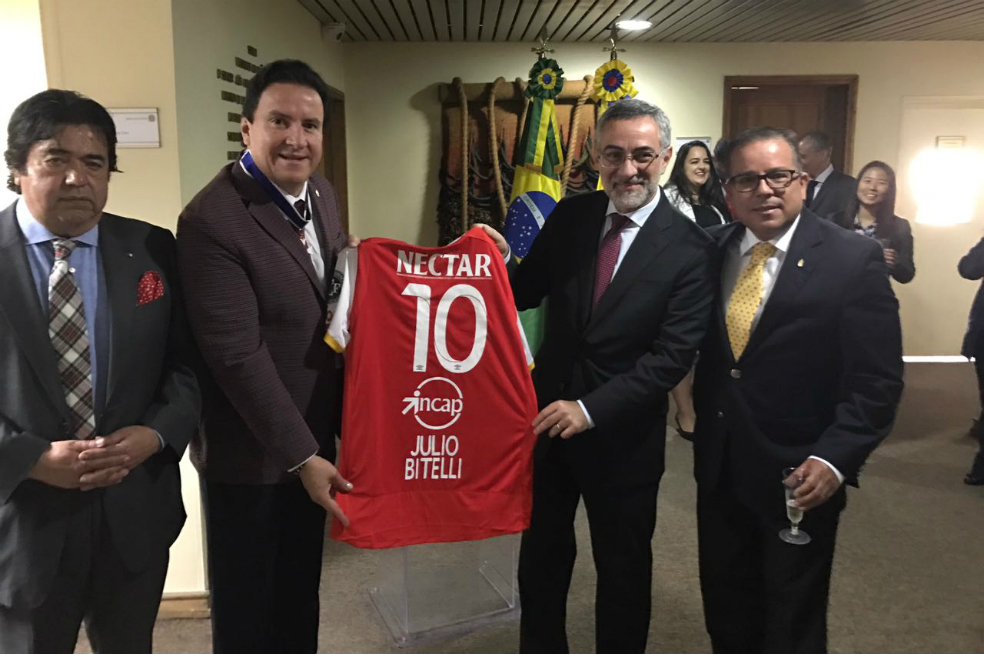 En imágenes: la condecoración que recibió César Pastrana por su gesto con Chapecoense