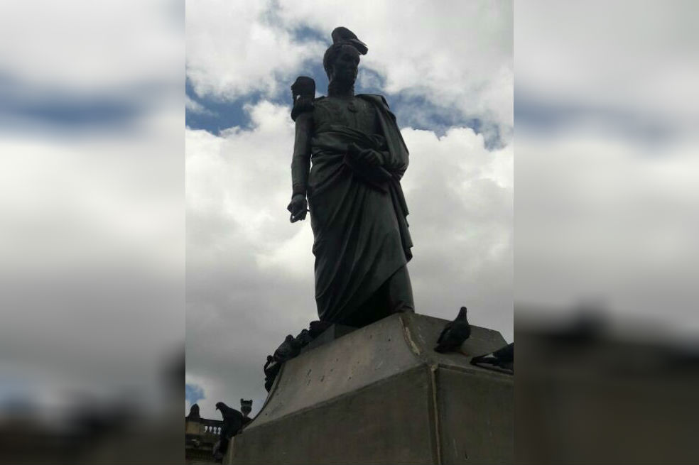 Roban parte de la espada de la estatua de Simón Bolívar en Bogotá