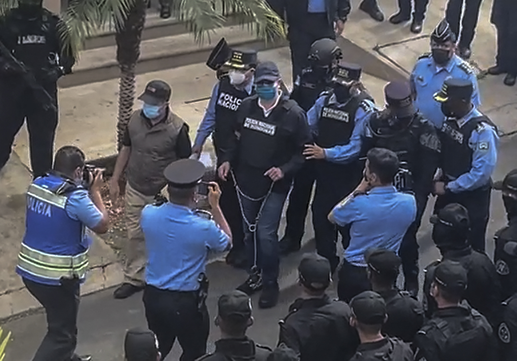 Expresidente de Honduras se entrega a la Policía tras pedido de extradición