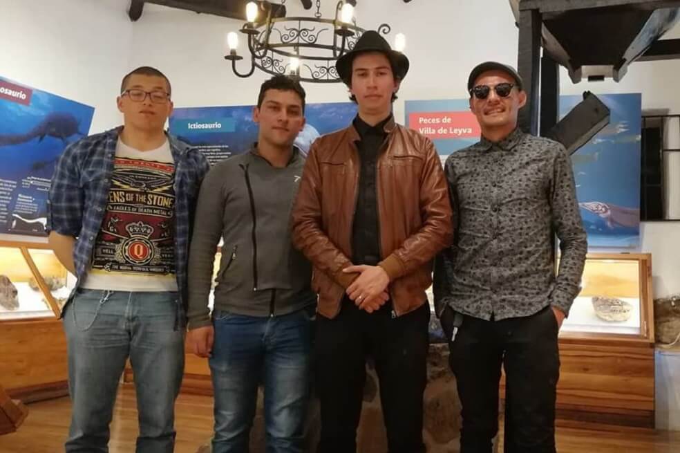 De derecha a izquierda: Frey Rojas y Juan Wilches, fundadores de Naddie. / CortesíaOtra muestra interesante es con tarjetas de presentación. Fieles a su marca lo integran para sí mismos. La tarjeta deWilches no parece especial, es simplemente un rectángulo de cartón que integra un diseño colorido con el logo de Naddie. La magia llega cuando se ve a través de un celular, del impreso emerge un capullo que al tocarlo estimula una libélula que aparece con todo el color de sus alas.