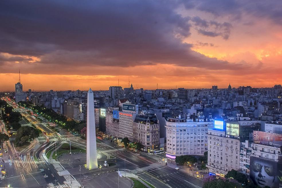 La vida nocturna, la oferta teatral y cultural, los espectáculos y las clases de tango son algunas de las actividades más elegidas por los turistas que llegan a Buenos Aires.