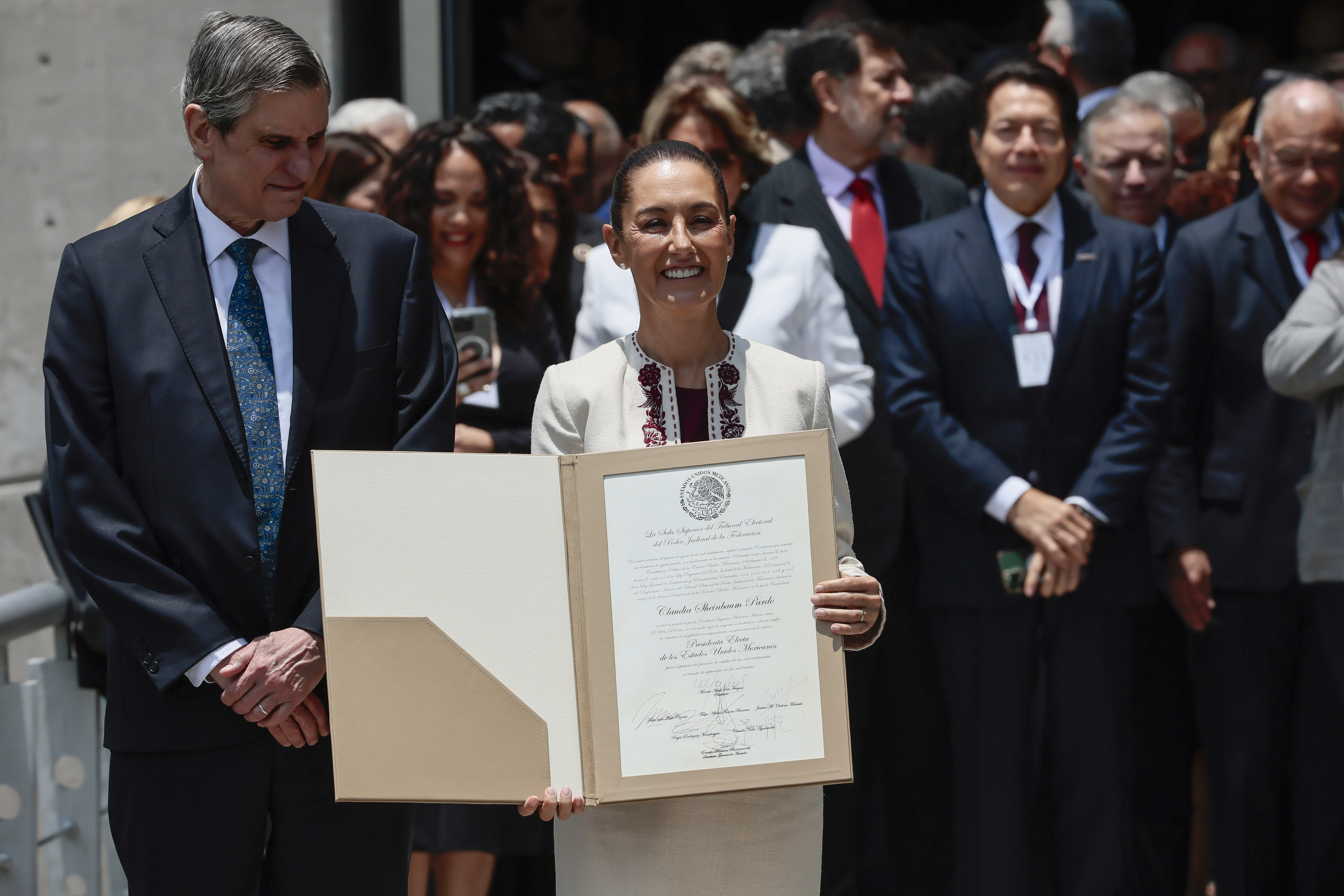 Sheinbaum recibió constancia como presidenta electa de México