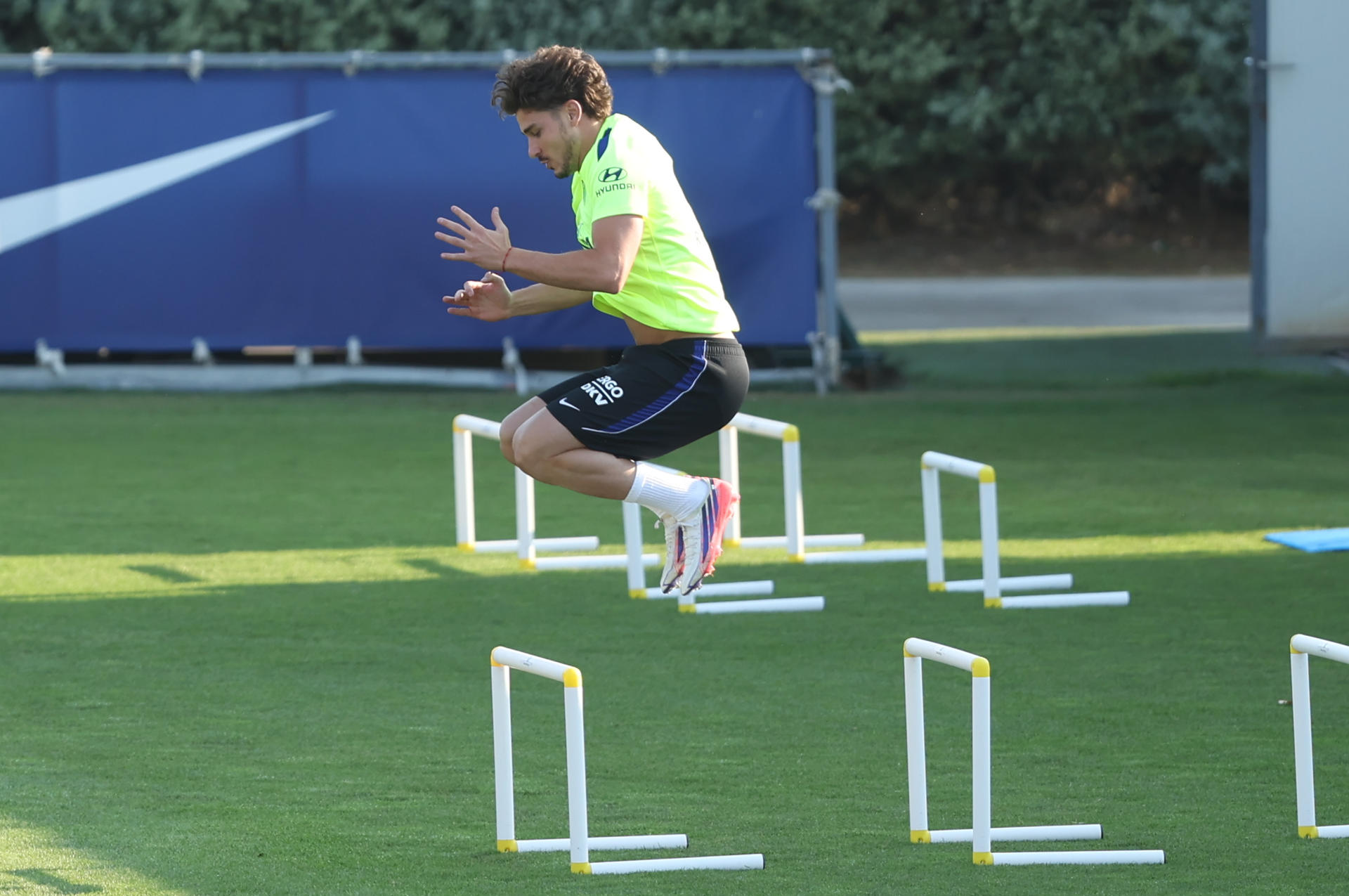 MAJADAHONDA (MADRID), 12/08/2026.-El jugador del Atlético de Madrid Julián Alvarez, durante el entrenamiento este miércoles en la Ciudad Deportiva Atlético de Madrid en Majadahonda.-EFE/ Kiko Huesca