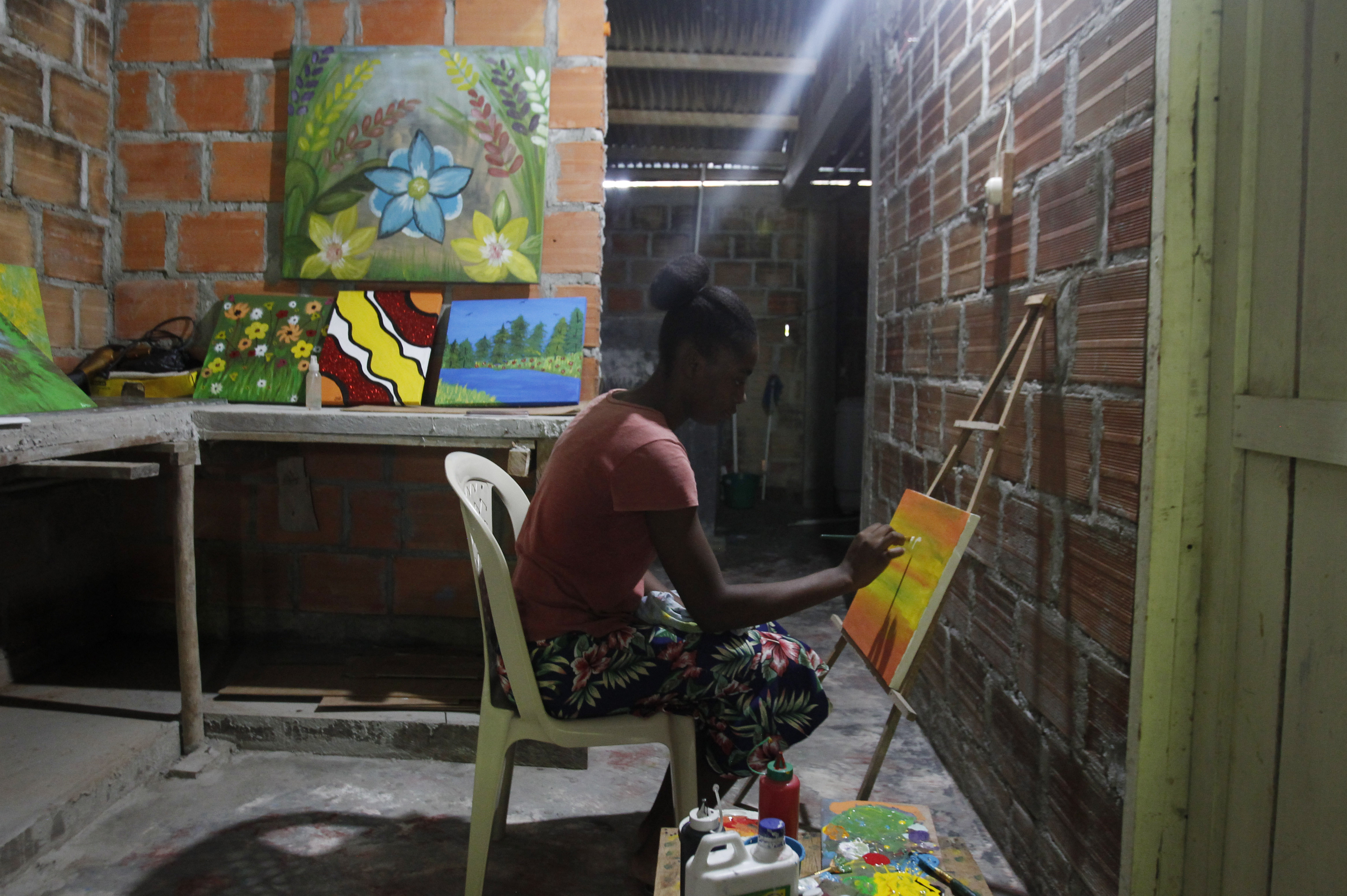ACOMPAÑA CRÓNICA: COLOMBIA ARTE - AME5885. QUIBDÓ (COLOMBIA), 25/03/2023.- Karen Urrutia, propietaria del emprendimiento Inspirarte Colors, pinta un cuadro el 9 de marzo de 2023, en Quibdó (Colombia). Entre pinceles y lienzos que se unen a caballetes de madera reciclada, esponjas para lavar y hasta tenedores con los que practicar nuevas técnicas, Karen Urrutia se sobrepone a la violencia y desigualdad que asola al departamento colombiano del Chocó (oeste) con su emprendimiento Inspirarte Colors. EFE/ Luis Eduardo Noriega A.