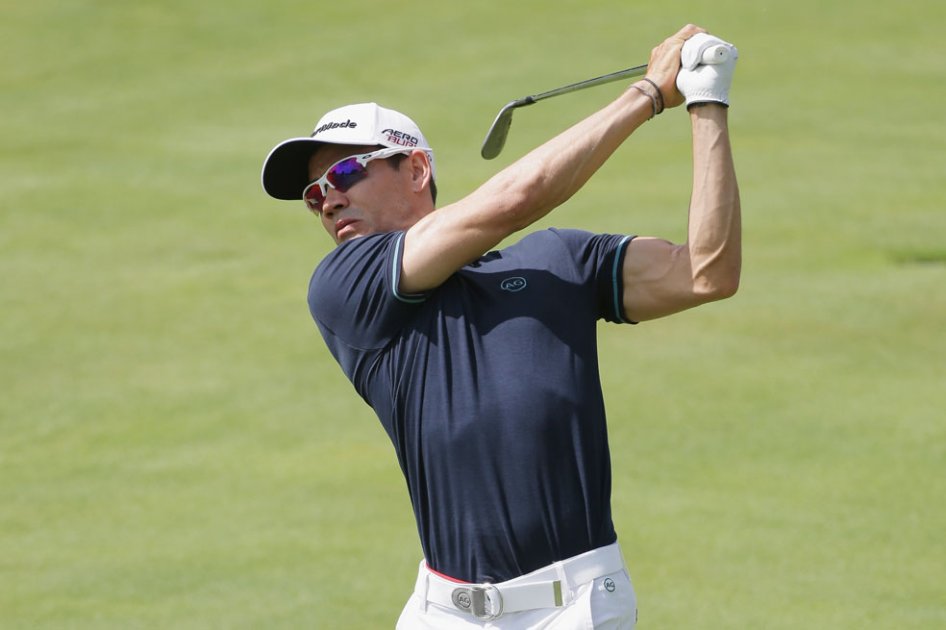 Camilo Villegas presenta una tarjeta con 144 golpes tras dos jornadas en el Deutche Bank Championship. Foto: AFP