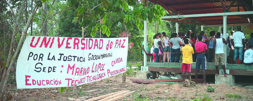 Pie de foto: El lanzamiento de la primera sede de la Universidad de la Paz se hizo en la zona humanitaria Nueva Esperanza en Dios, en territorio colectivo negro de la cuenca de Cacarica, en la selva de Chocó. / Gustavo Torrijos