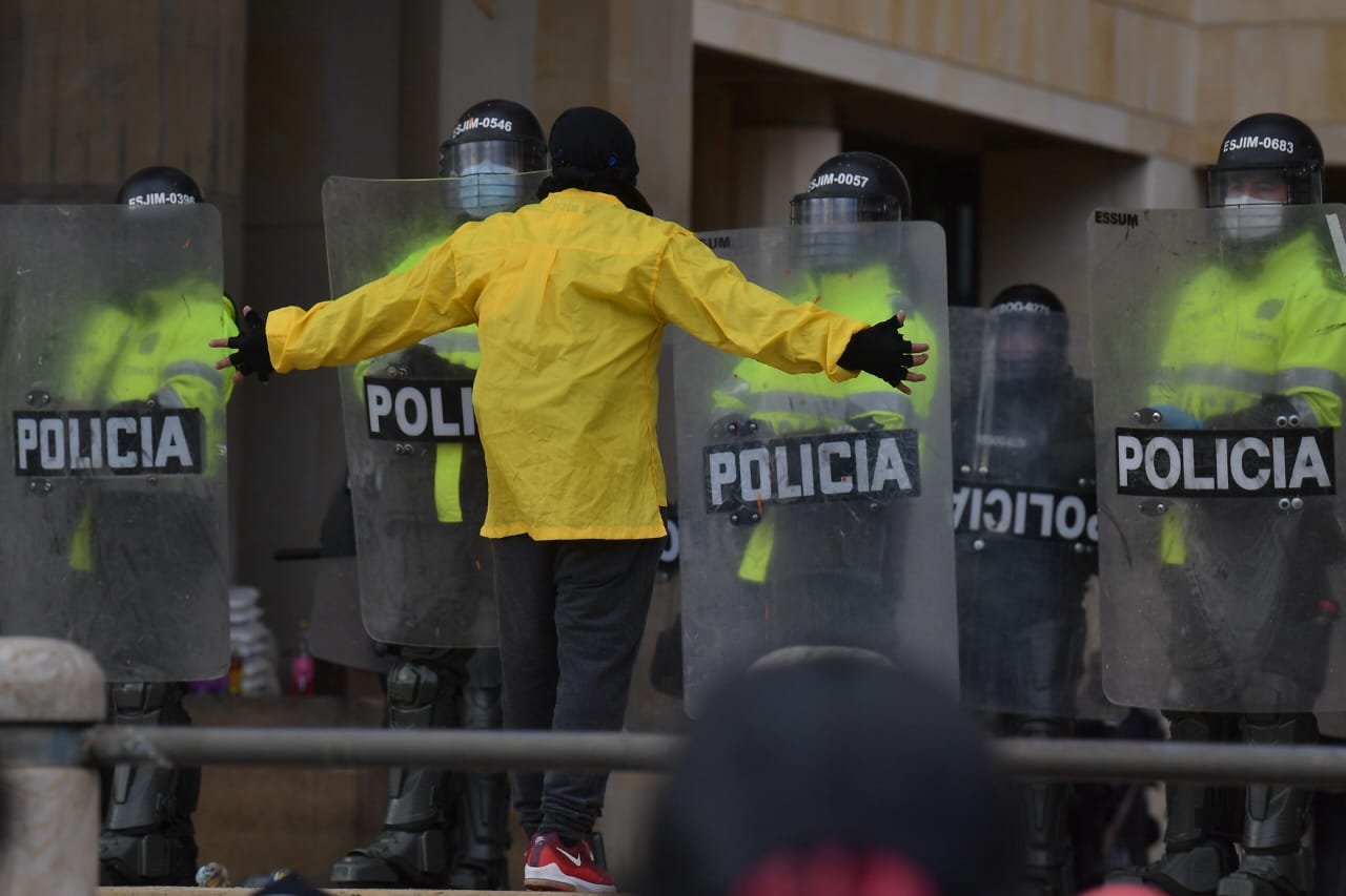 La presencia del Esmad, que según la alcaldesa Claudia López era solo si había violencia, generó descontento entre las personas que empezaron a lanzar piedras contra los uniformados.