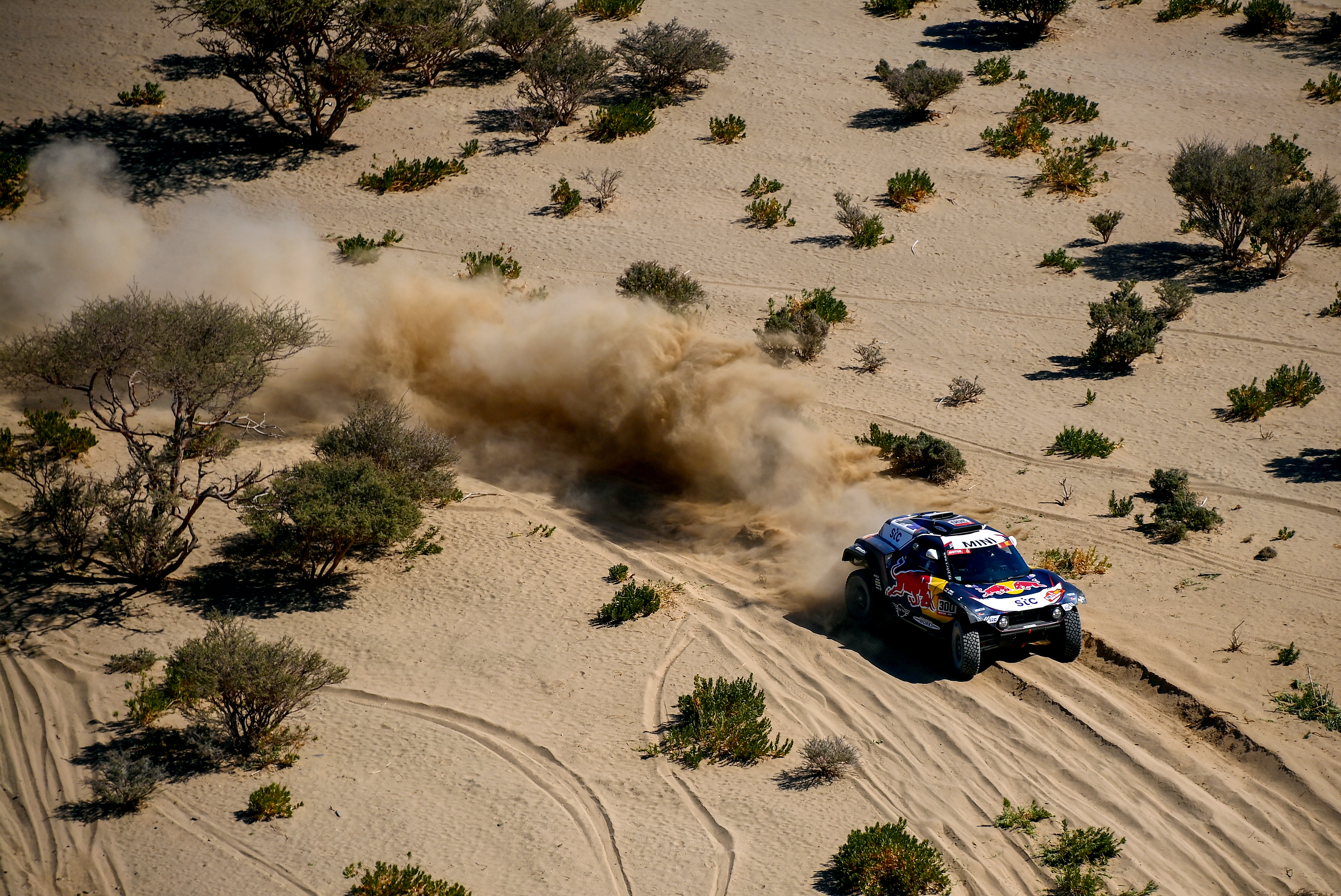 El español Carlos Sainz inició el Dakar con victoria tras gran remontada