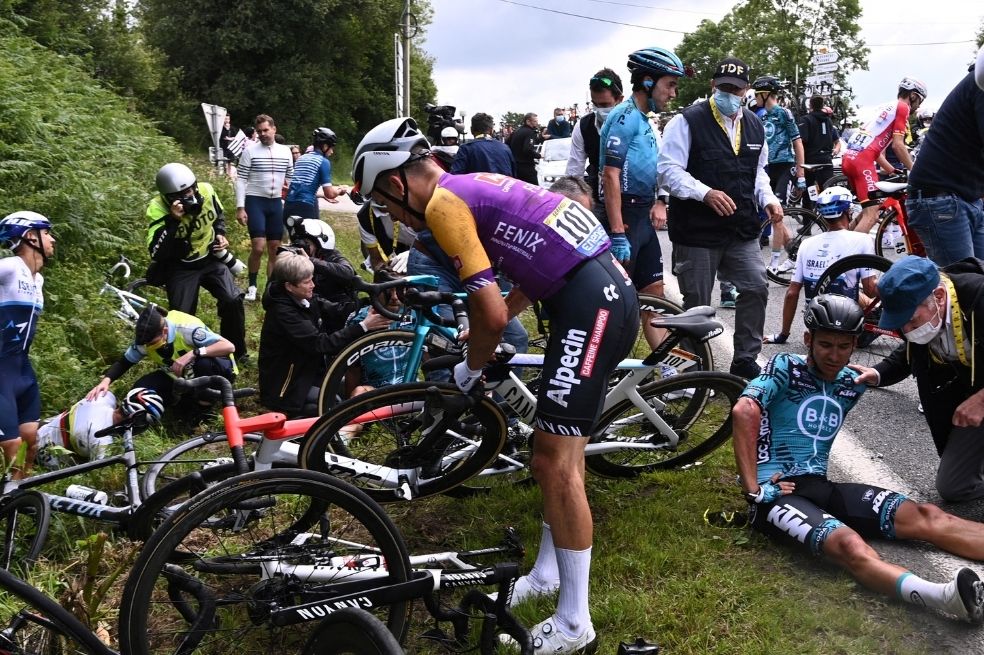 Aficionada que provocó caída en el Tour será denunciada por la organización