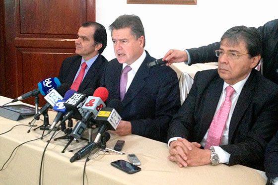 El exministro Óscar Iván Zuluaga, el senador Juan Carlos Vélez y el exministro Carlos Holmes Trujillo. 