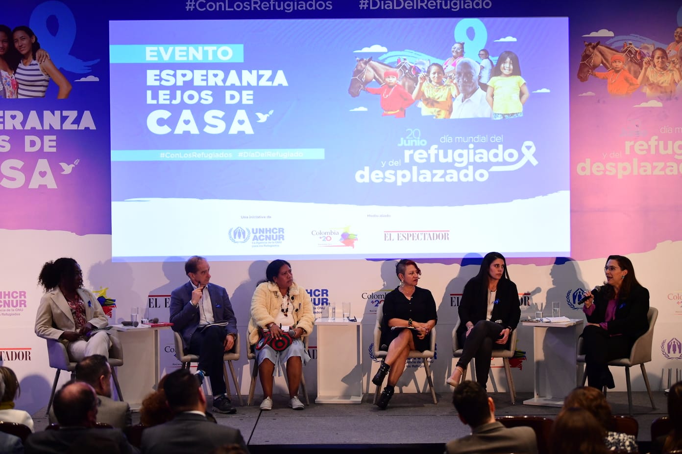 En la fotografía de izquierda a derecha: Luz Marina Becerra, secretaria general de la Asociación Nacional de Afrocolombianos Desplazados (AFRODES); Carlos Martín Beristain; excomisionado de la Comisión de la Verdad; Esneda Saavedra, consejera de Derechos Humanos de la Organización Nacional Indígena de Colombia (ONIC); Gloria Castrillón, directora de Colombia +20; Ana Karina García, vocera de la red de organizaciones de población venezolana Los Buenos Somos Más; y Natalia Ángel, magistrada de la Corte Constitucional.