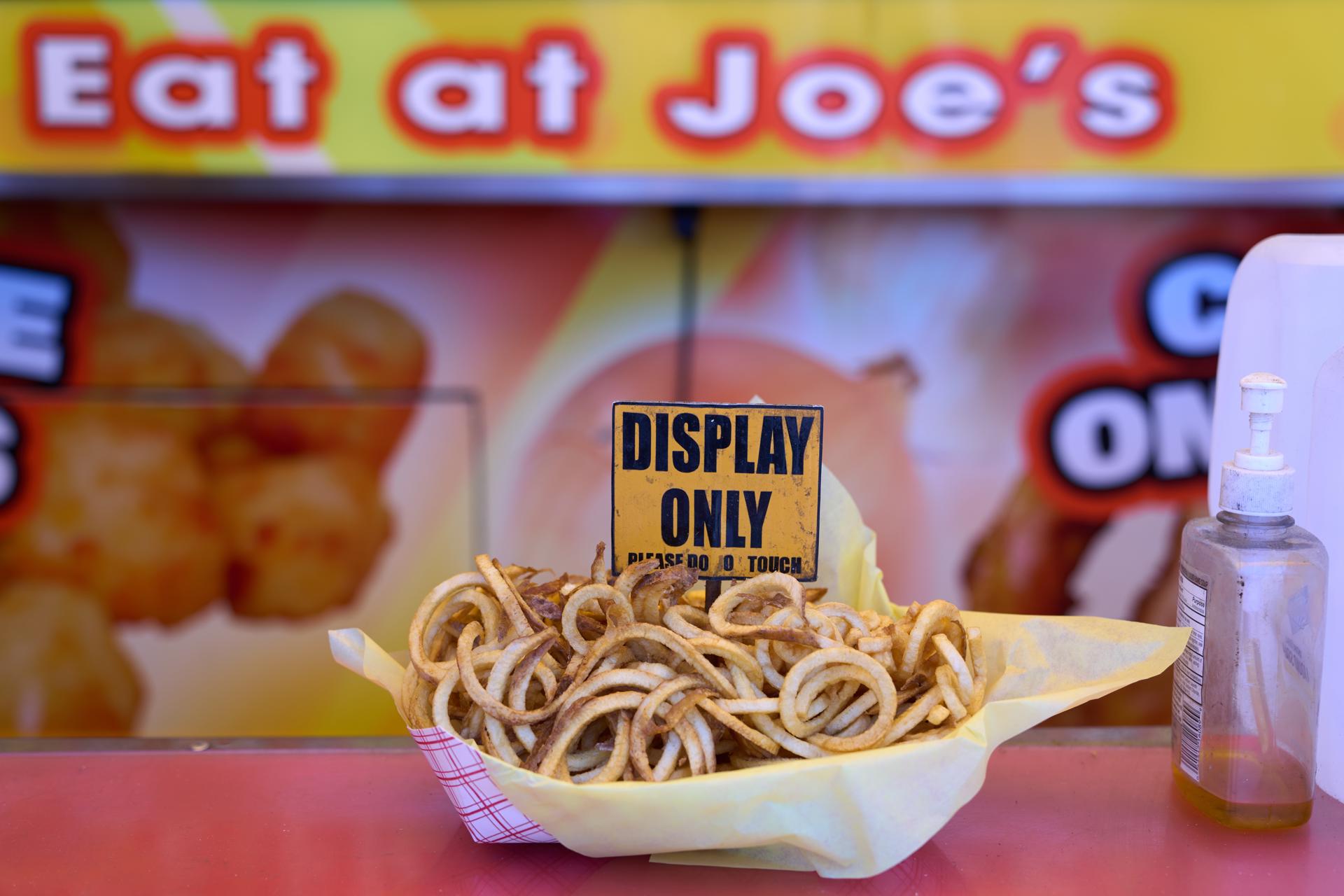 VENTURA (United States), 06/08/2025.- Curly French fries are displayed at the Ventura County Fair in Ventura, California, USA, 5 August 2025. The fair is an annual event held each August in Ventura, California, at Seaside Park, and includes an agricultural show, carnival rides, food booths, and nightly concerts. EFE/EPA/ALLISON DINNER