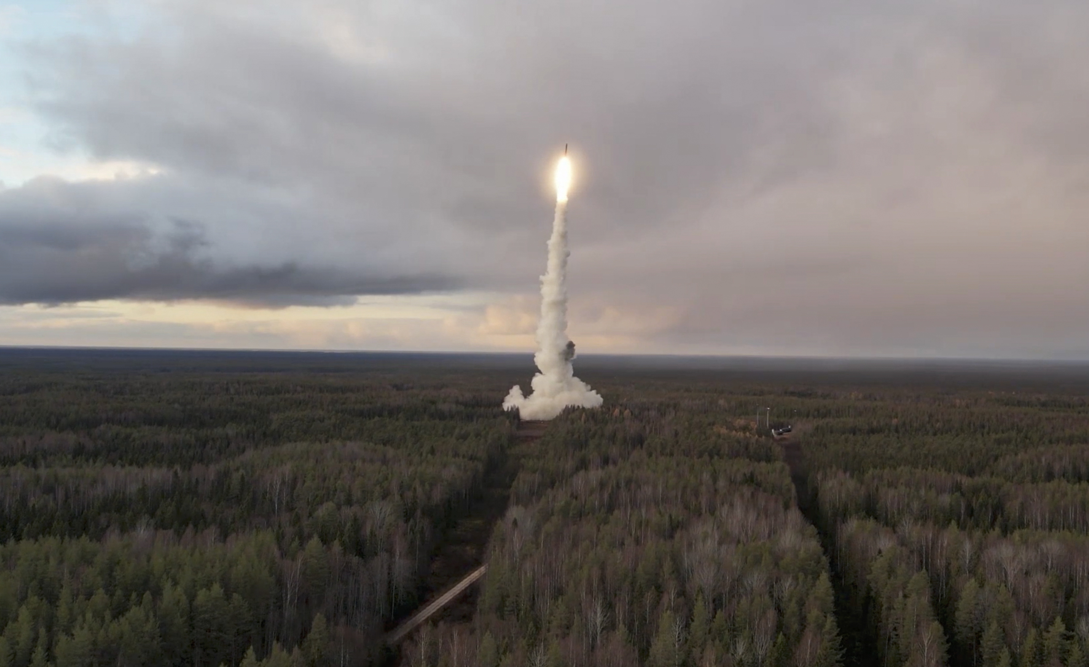 Plesetsk (Russian Federation), 29/10/2024.- A still image taken from a handout video made available by the Russian Defence Ministry press service shows a Yars intercontinental ballistic missile being launched as part of nuclear deterrence forces drills from the Plesetsk Cosmodrome, in Arkhangelsk Oblast, northwestern Russia, 29 October 2024. The Russian Defence Ministry released footage showing test-firing of ballistic and intercontinental ballistic missiles as part of nuclear deterrence forces drills. Russian President Putin said that the use of nuclear weapons is an 'extreme measure' to ensure the country's security and that Russia will continue to improve its strategic deterrent forces. (Rusia, Roma) EFE/EPA/RUSSIAN DEFENCE MINISTRY PRESS SERVICE HANDOUT --MANDATORY CREDIT -- BEST QUALITY AVAILABLE HANDOUT EDITORIAL USE ONLY/NO SALES