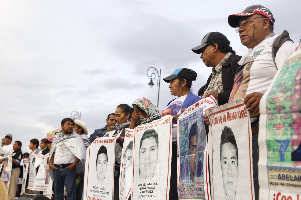 López Obrador investigará desaparición de estudiantes de Ayotzinapa