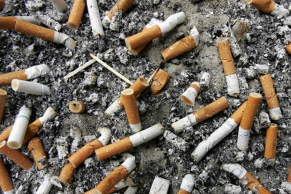 Alcaldía de París impondrá multas de 68 euros a quien tire colillas de cigarrillo a la calle