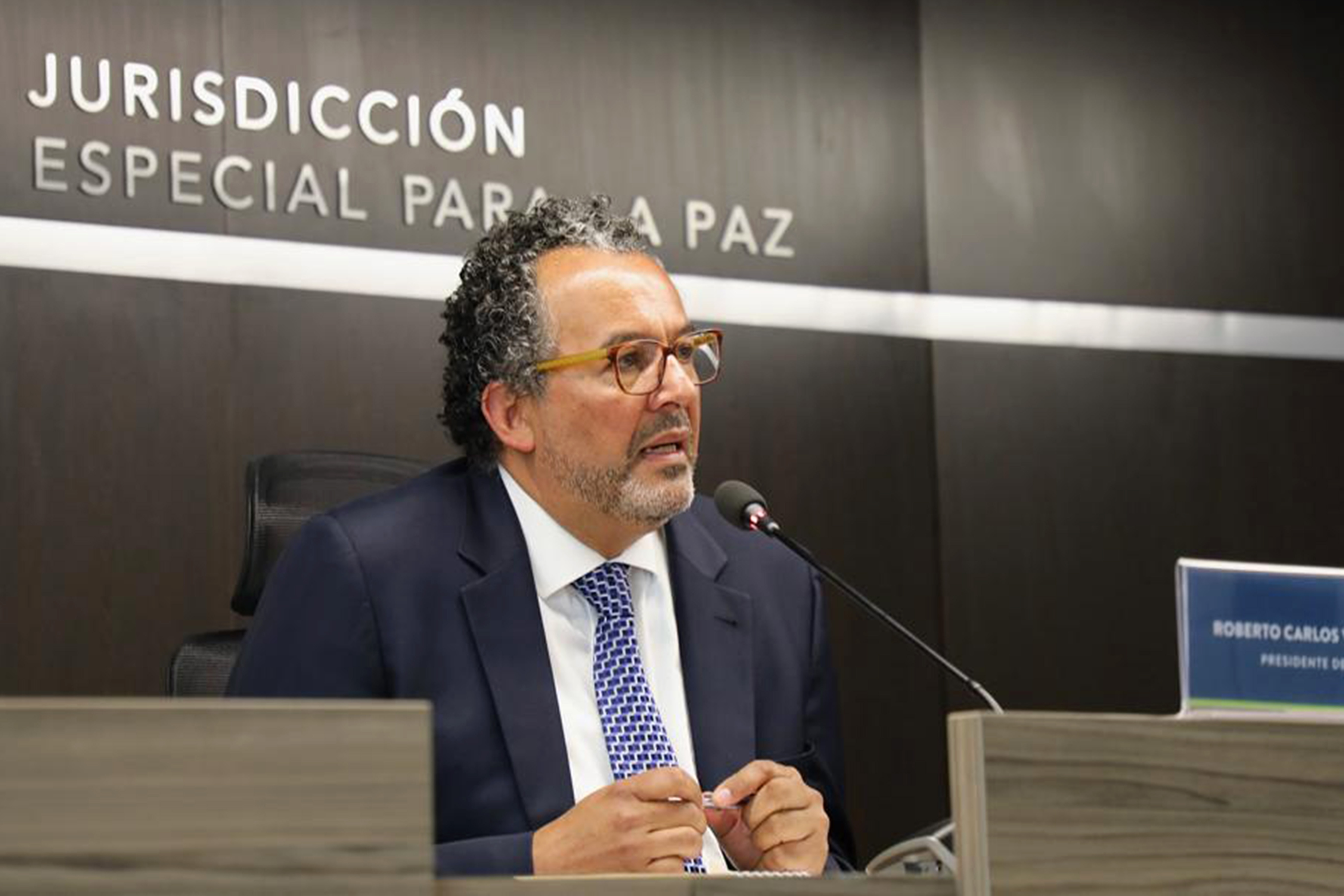 BOG400 BOGOTÁ (COLOMBIA), 06/03/2023.- Fotografía cedida por la Jurisdicción Especial para la Paz (JEP) que muestra a su presidente, el magistrado Roberto Carlos Vidal, mientras habla durante una rueda de prensa hoy, en Bogotá (Colombia). La Jurisdicción Especial para la Paz (JEP) interpuso este lunes una denuncia en la Fiscalía colombiana por posibles irregularidades de exfuncionarios de ese ente acusador en las garantías de no extradición del exintegrante de las FARC Seuxis Paucias Hernández Solarte, alias "Jesús Santrich", muerto en 2021. EFE/ JEP / SOLO USO EDITORIAL/ SOLO DISPONIBLE PARA ILUSTRAR LA NOTICIA QUE ACOMPAÑA (CRÉDITO OBLIGATORIO)