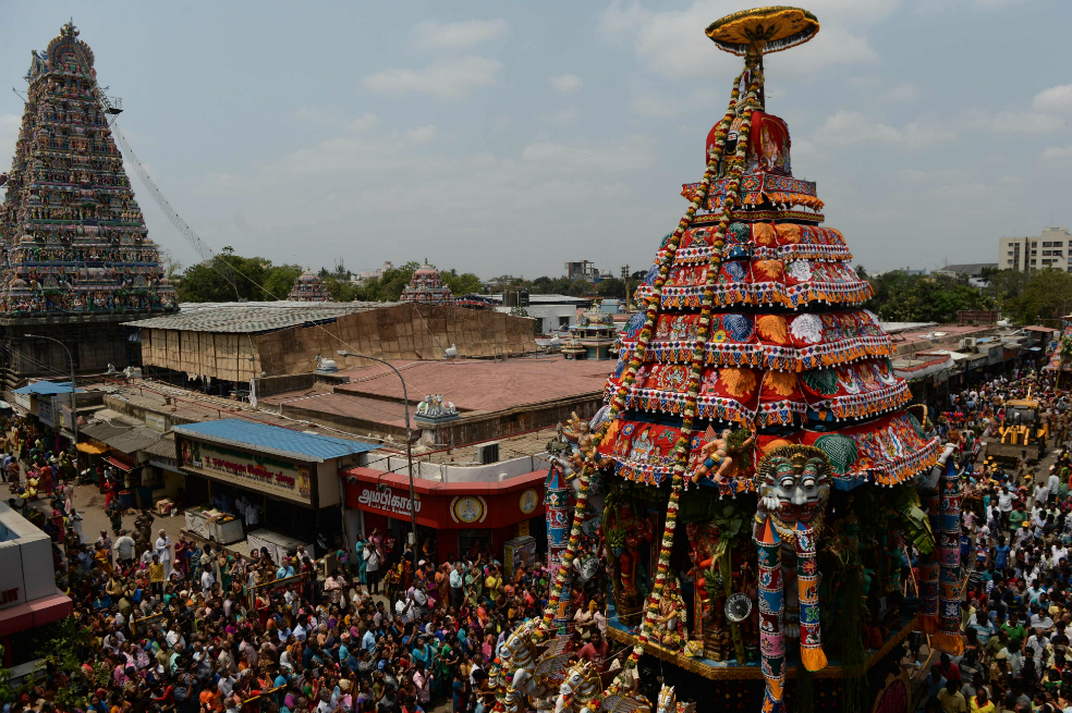 India celebra con carrozas la llegada de la primavera