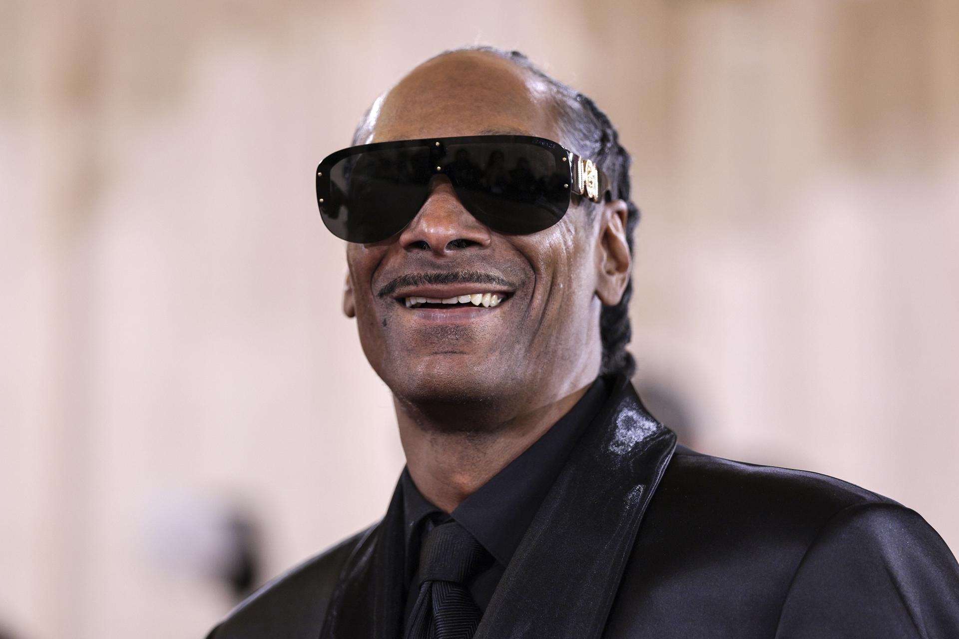 BEVERLY HILLS (United States), 11/01/2026.- US rapper and singer Snoop Dogg arrives for the 83rd annual Golden Globe Awards ceremony at the Beverly Hilton Hotel in Beverly Hills, California, USA, 11 January 2026. The Golden Globe Awards recognize outstanding achievements in the global film and television industries. EFE/EPA/CHRIS TORRES