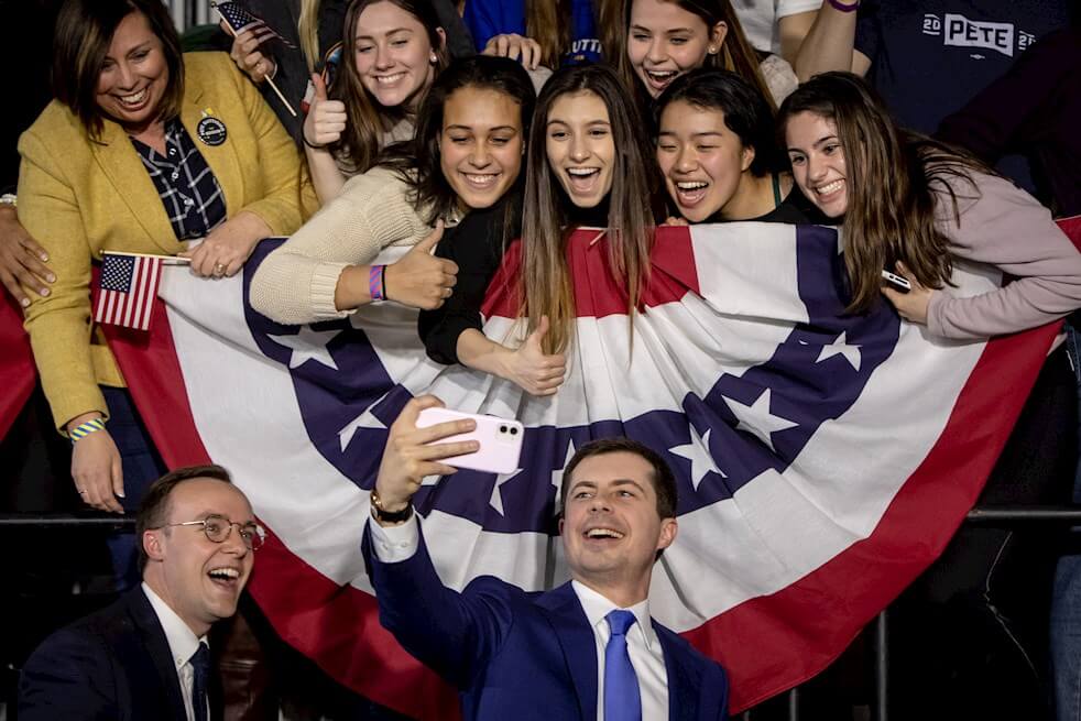 Mujer pide cambiar su voto en Iowa tras saber que el candidato Pete Buttigieg es gay