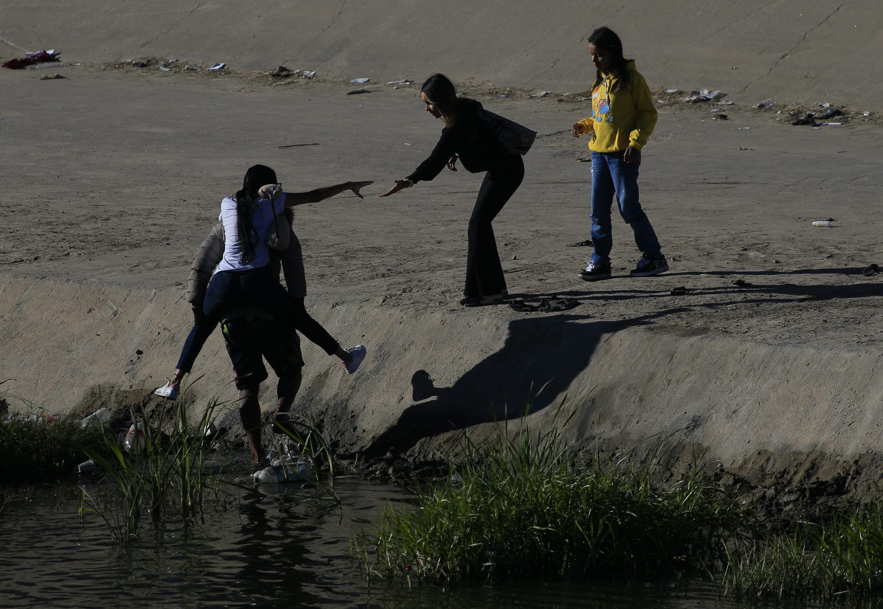 El calor abrasador contribuye a las muertes de migrantes entre México y EE. UU.
