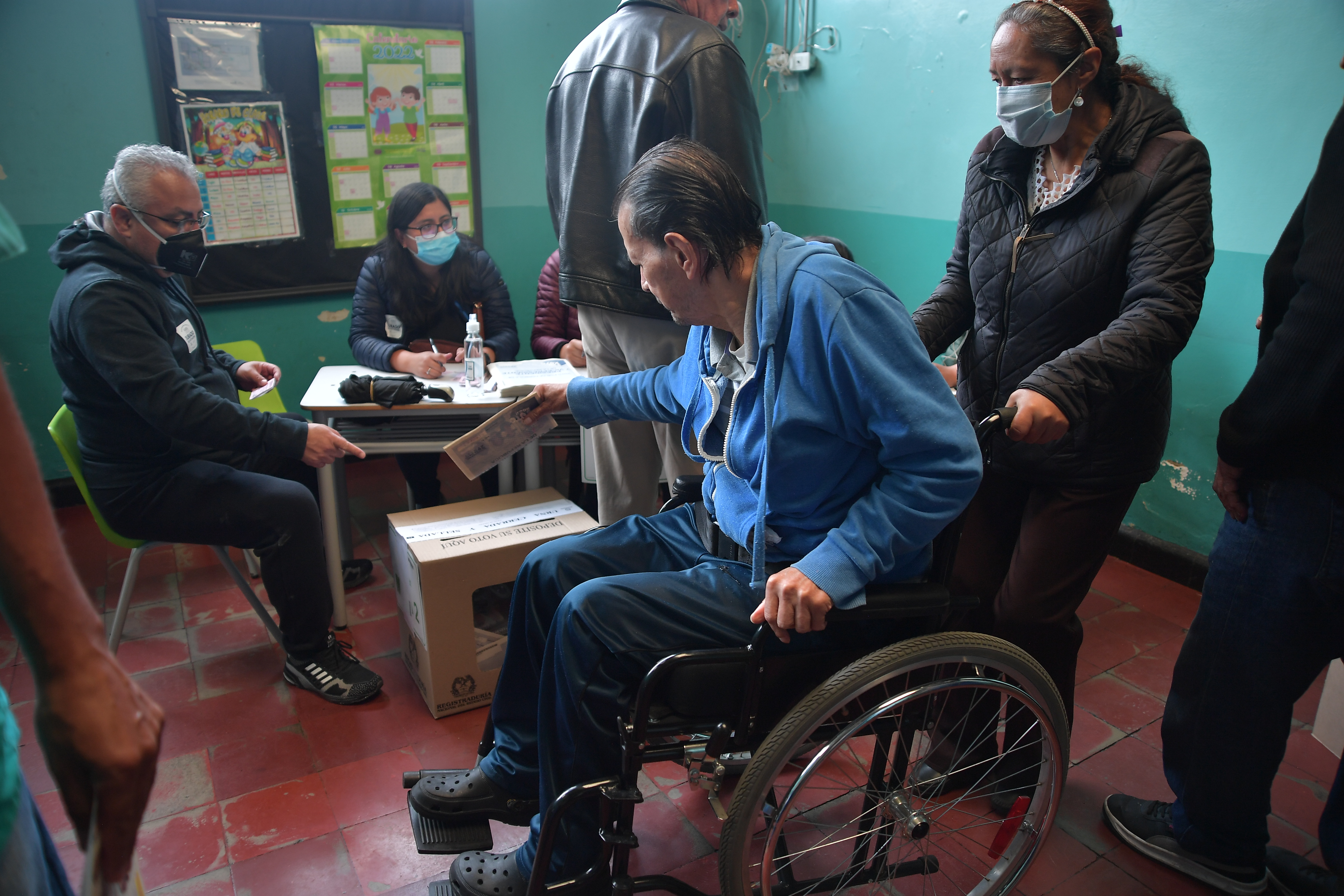 ¿Personas con limitaciones físicas o adultos mayores pueden votar con acompañante?